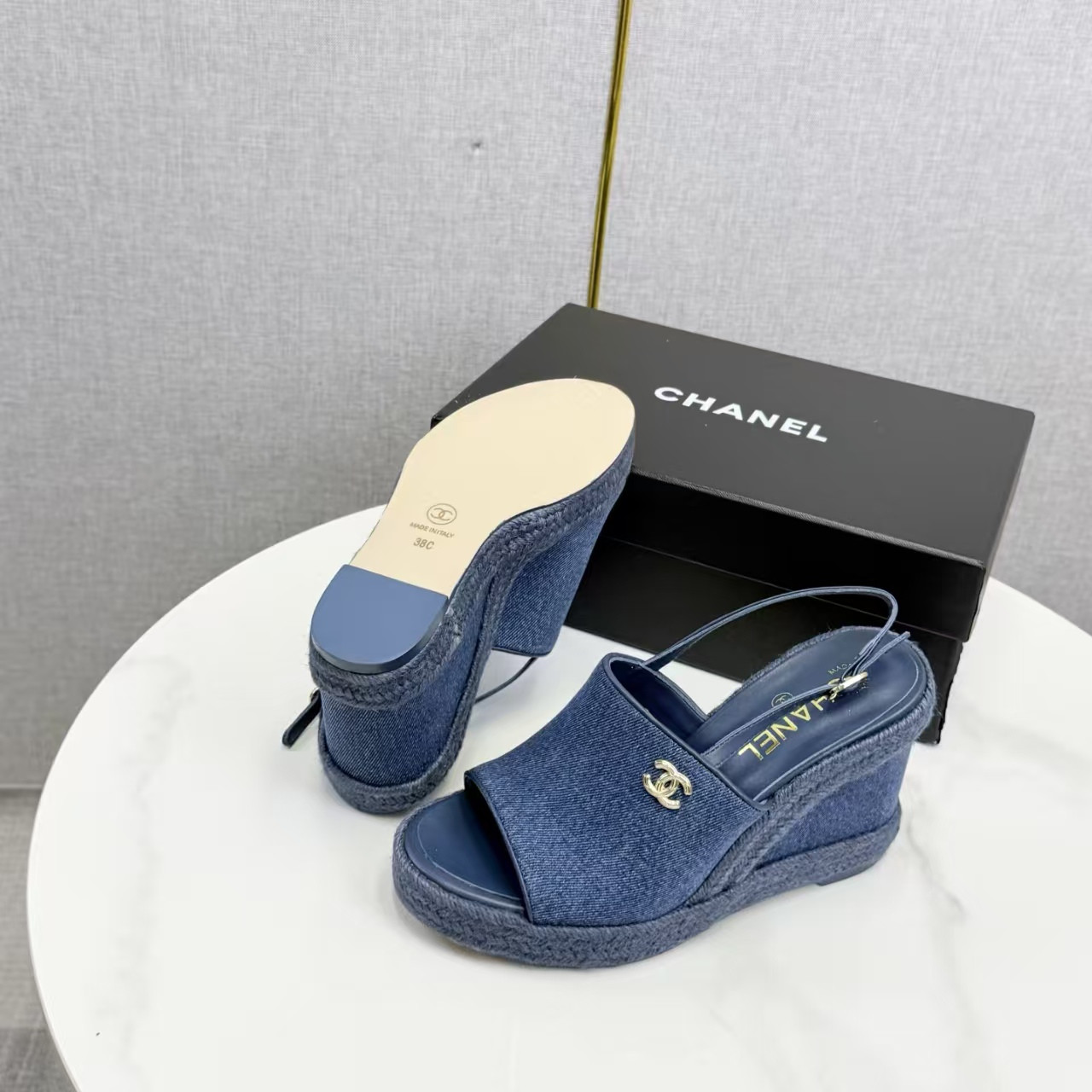 ua Ch**el sandals