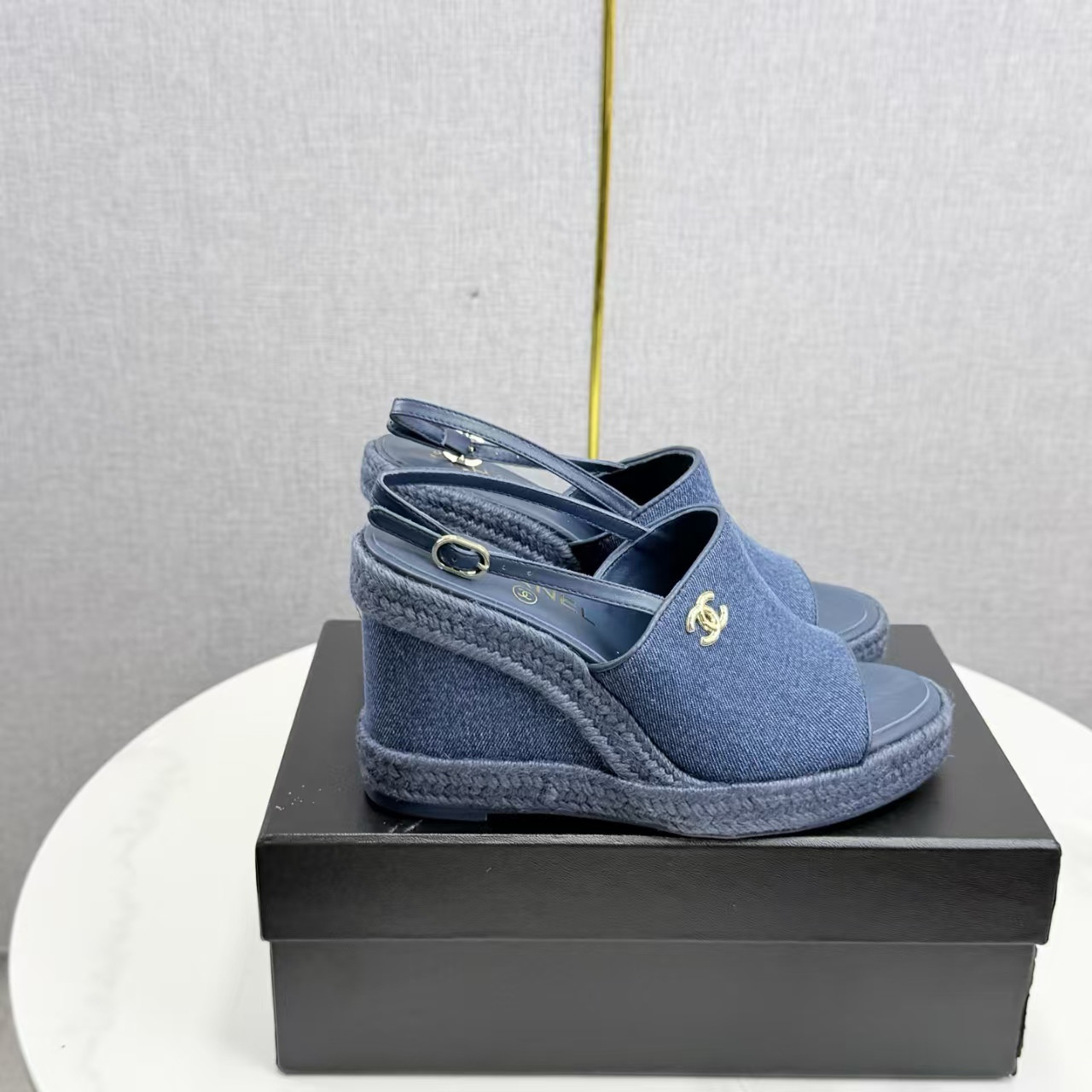 ua Ch**el sandals