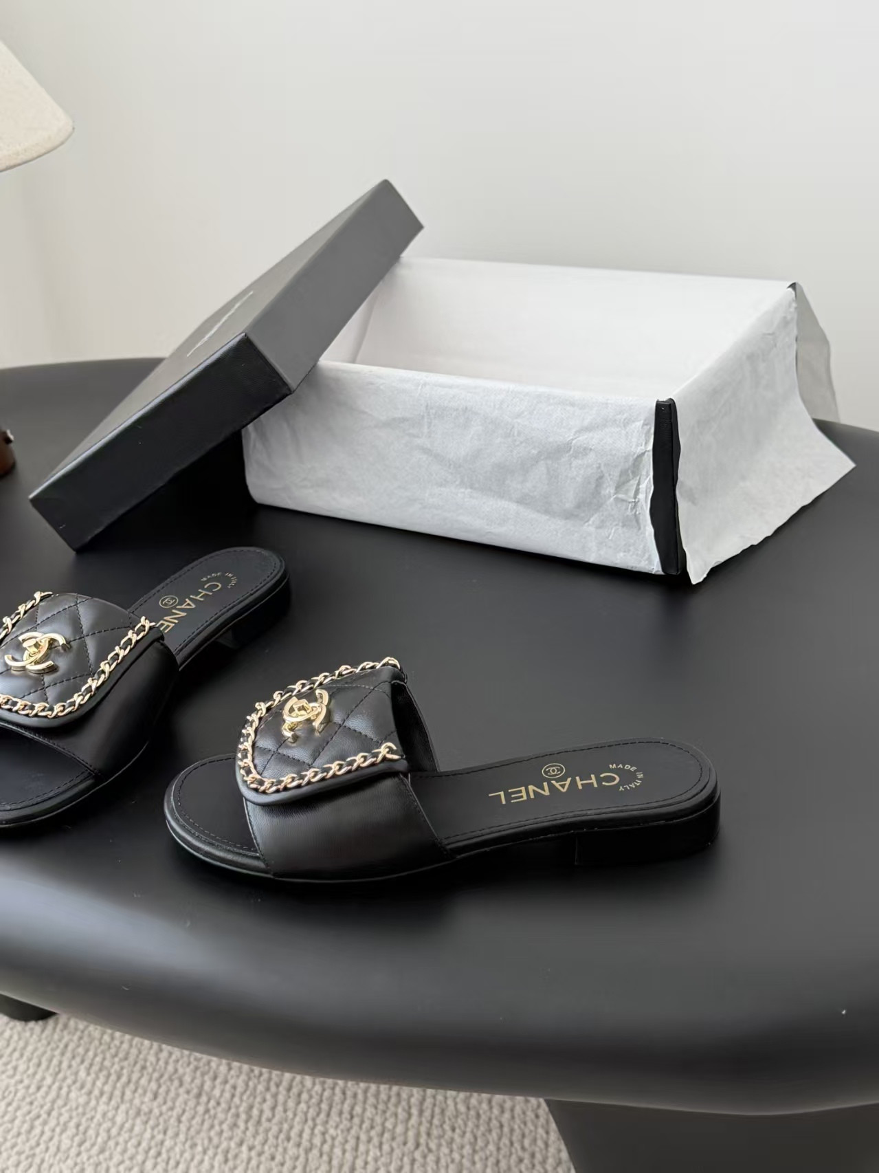 ua Ch**el slippers