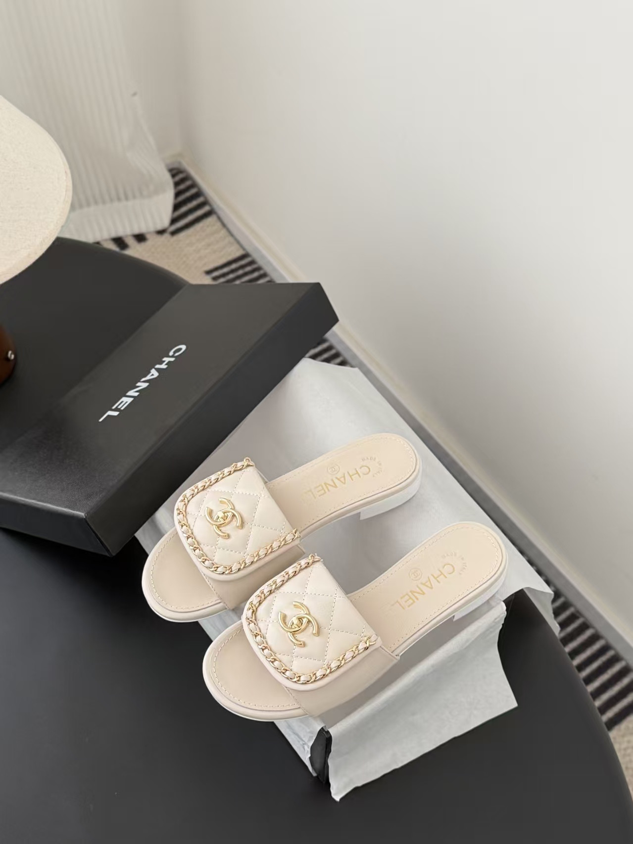 ua Ch**el slippers