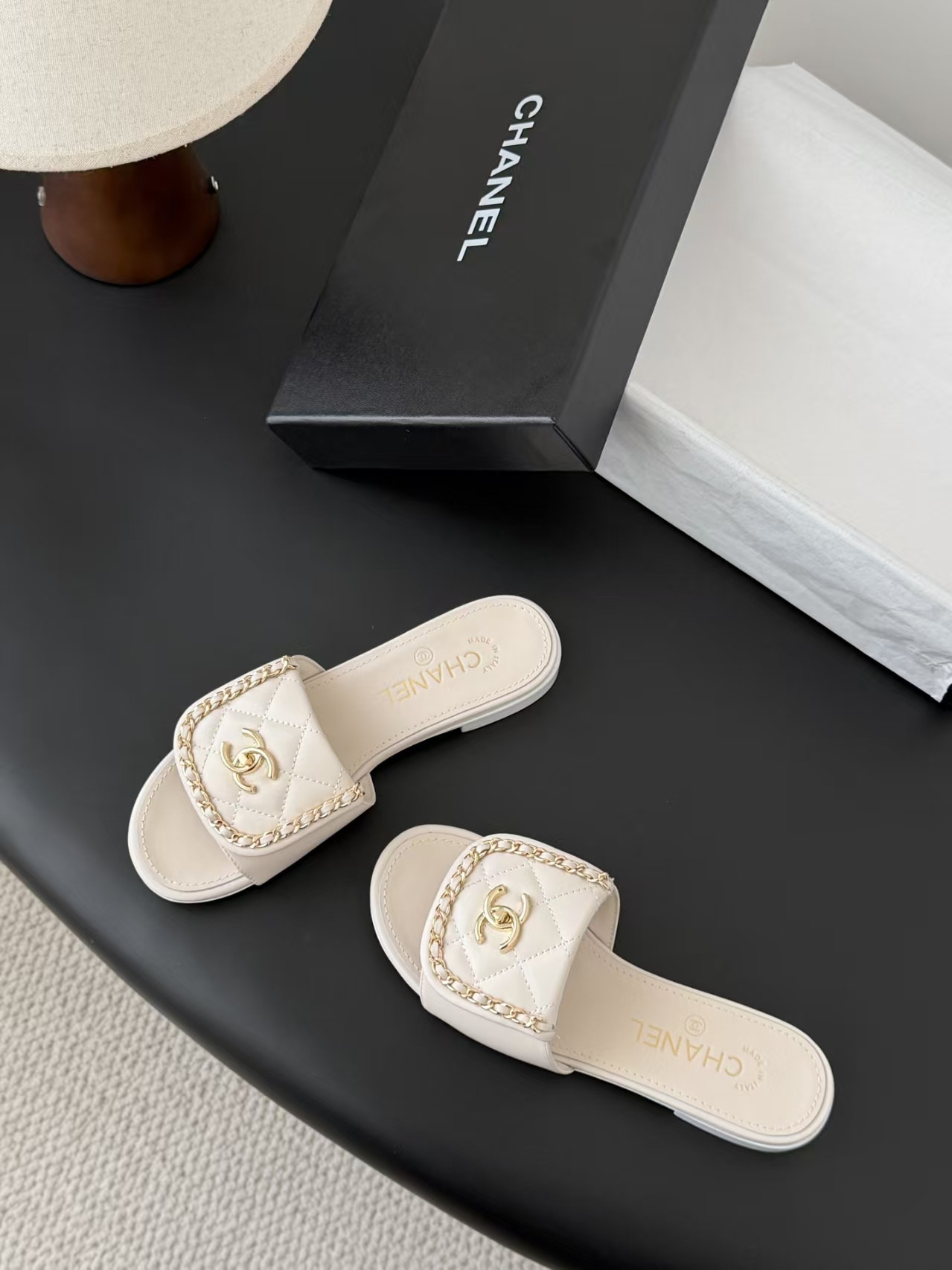ua Ch**el slippers