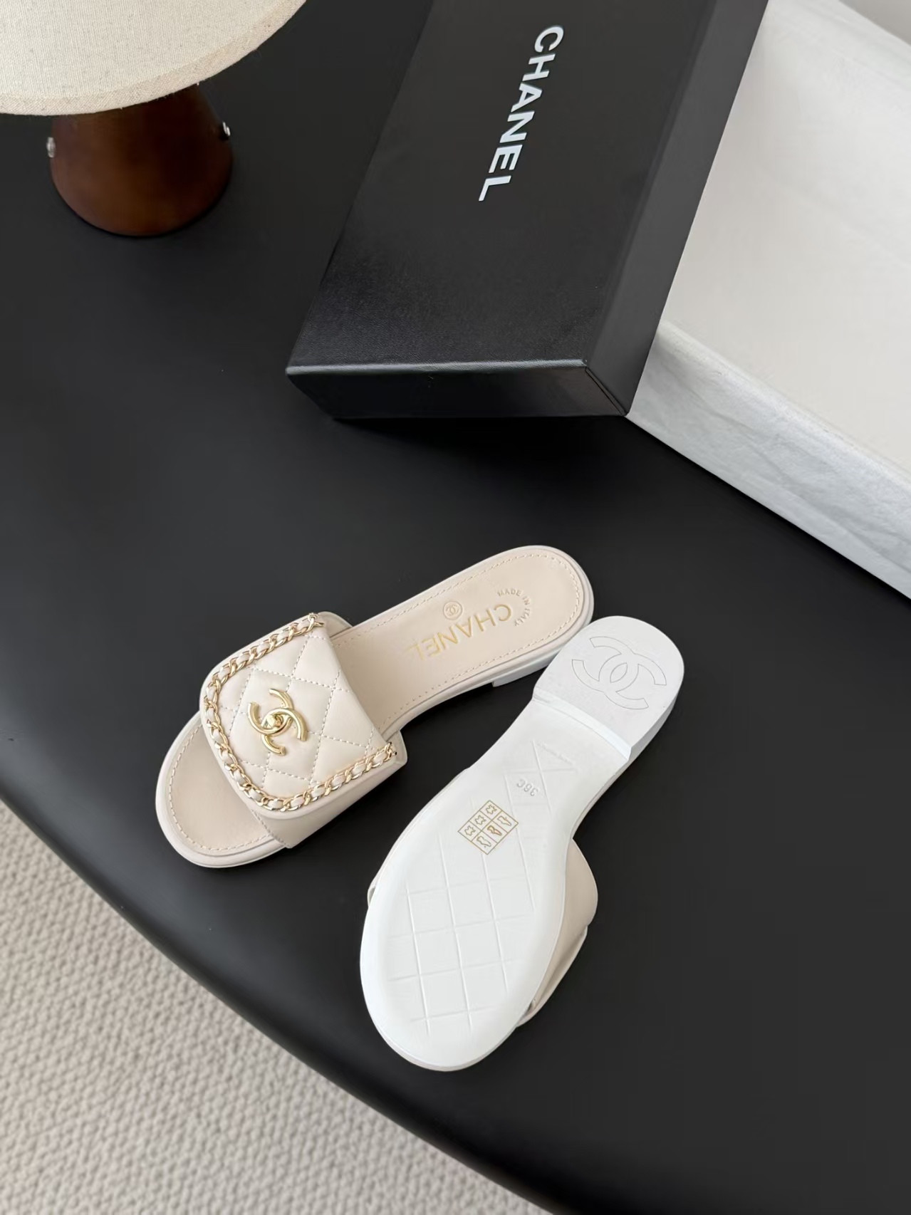 ua Ch**el slippers
