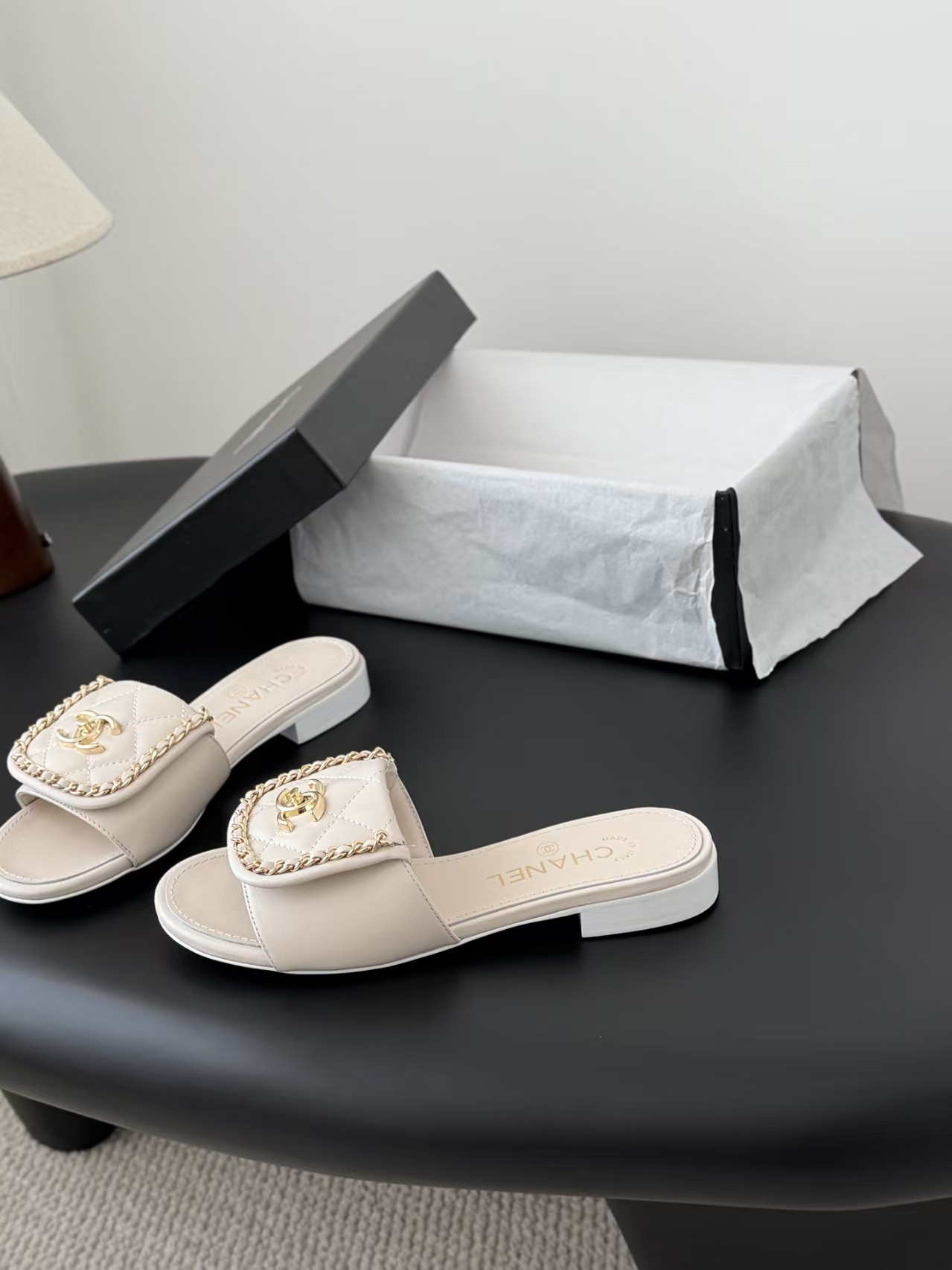 ua Ch**el slippers