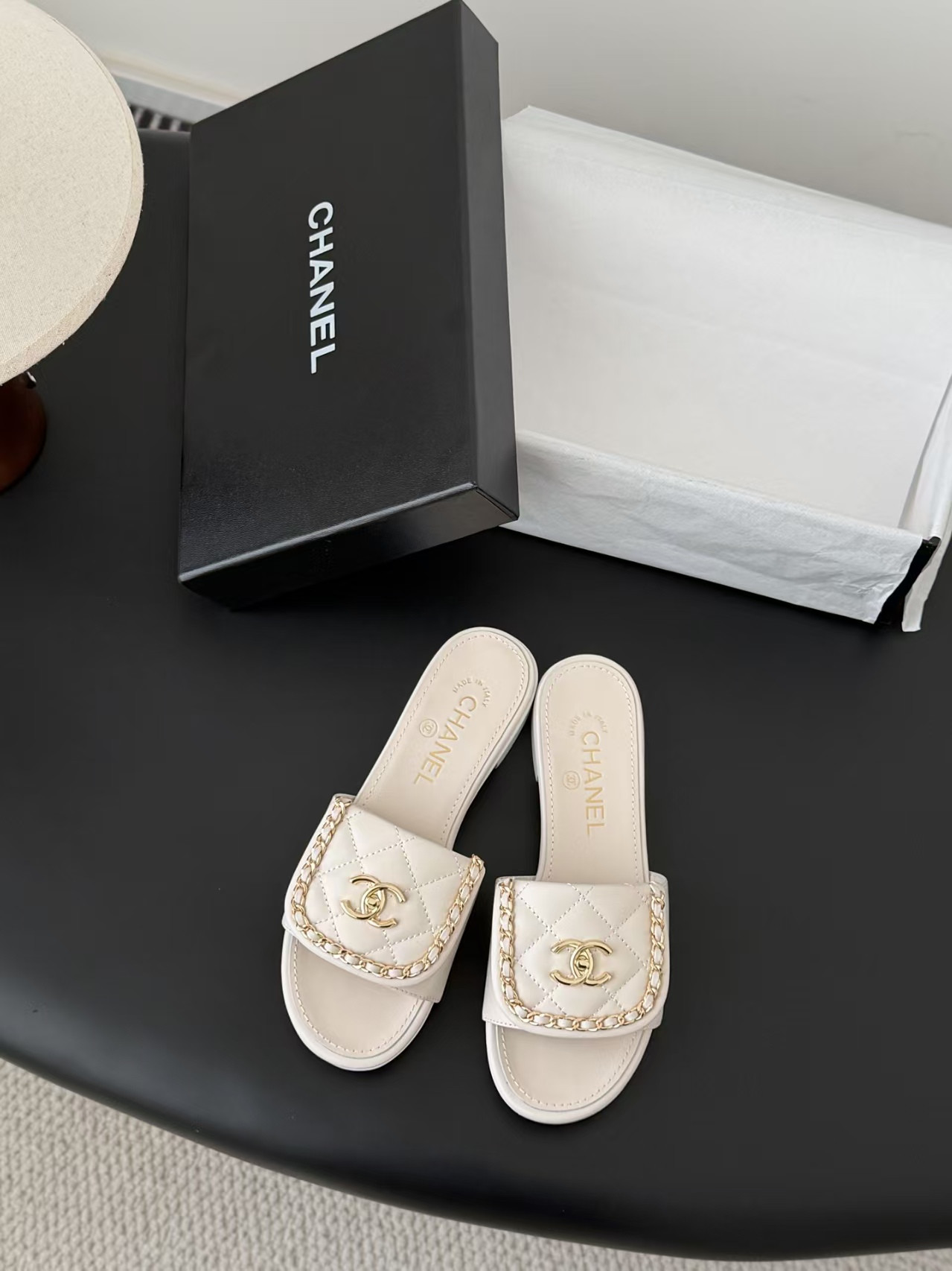 ua Ch**el slippers
