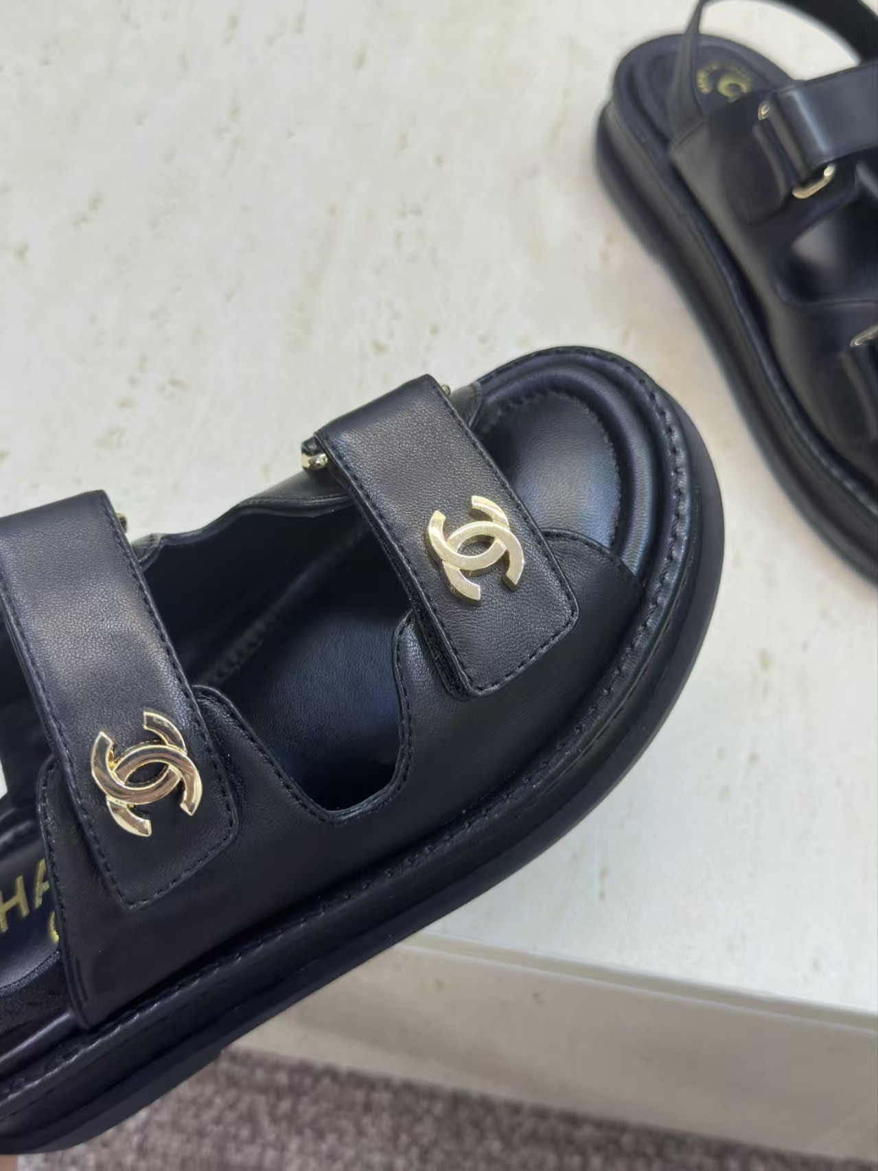 ua Ch**el sandals