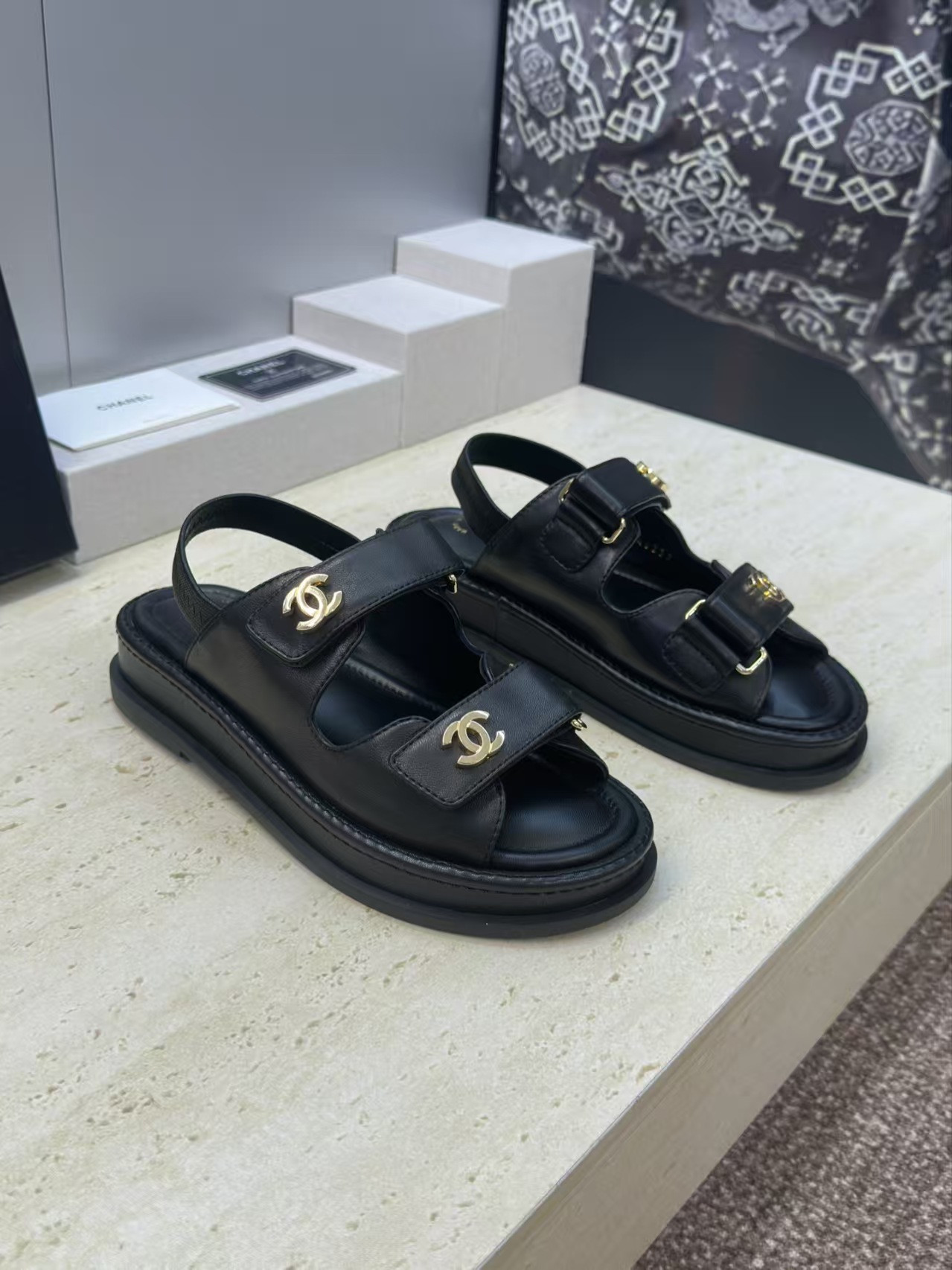 ua Ch**el sandals