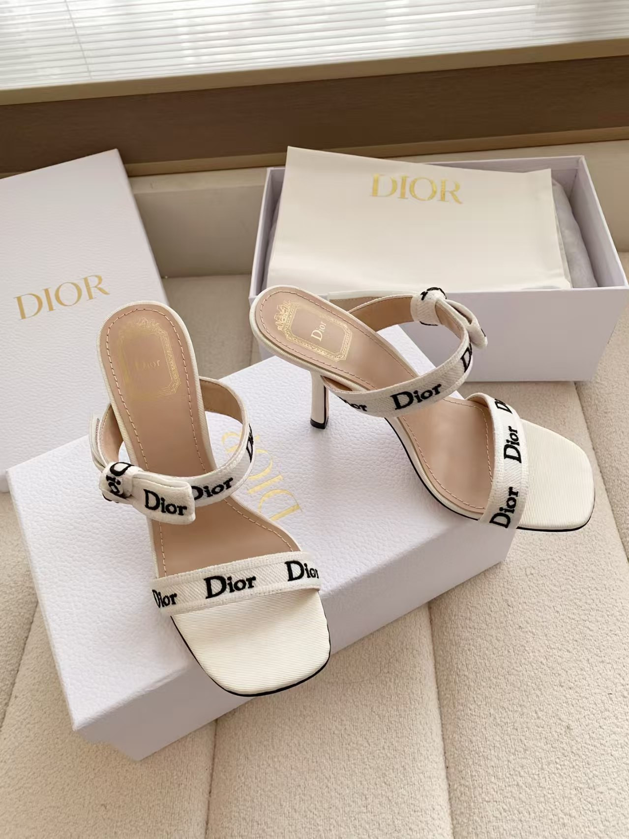 ua D10r heeled sandal
