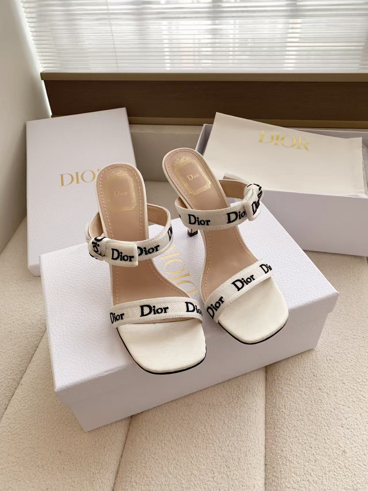 ua D10r heeled sandal