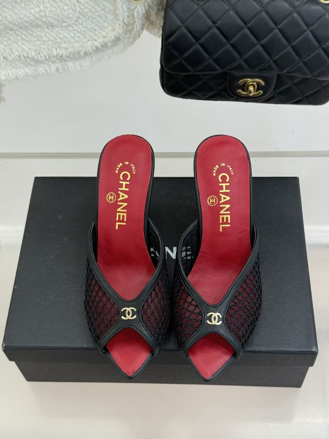 ua Ch**el sandals