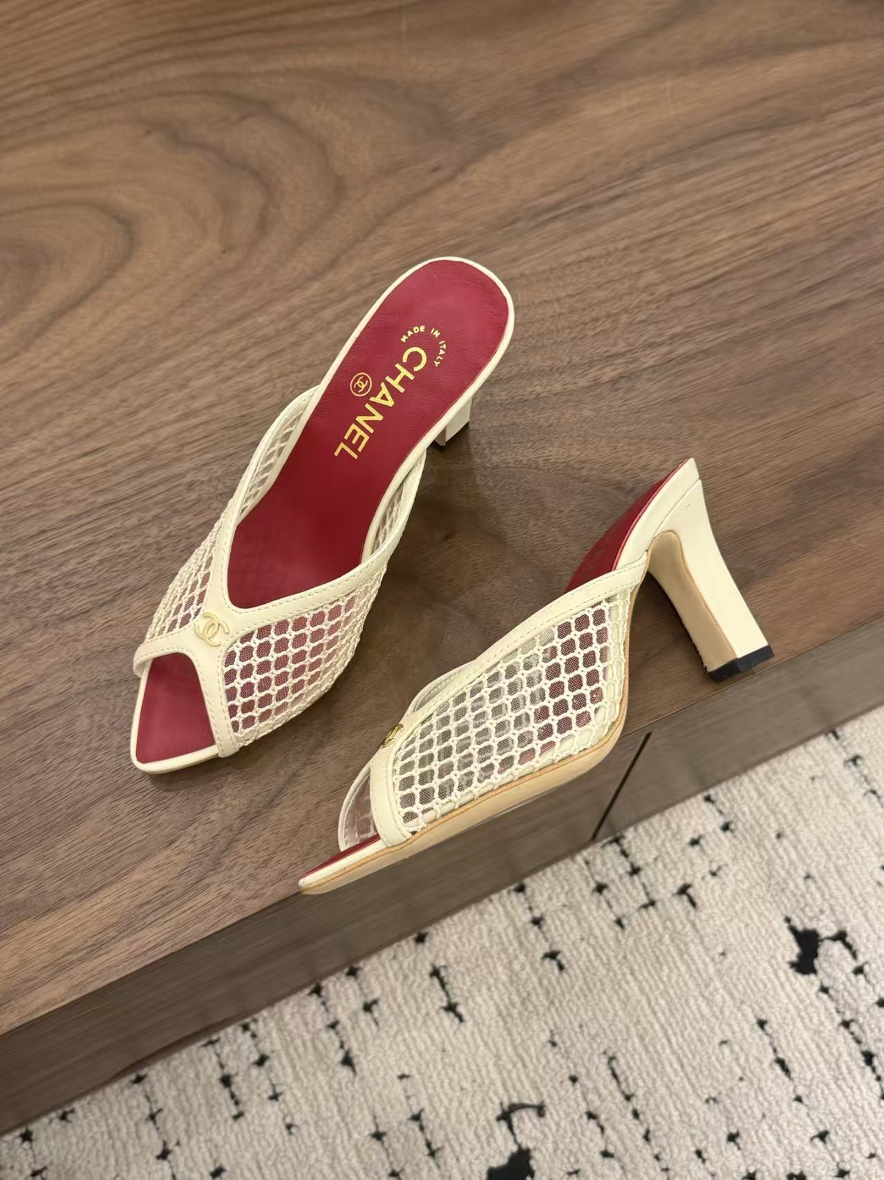 ua Ch**el sandals