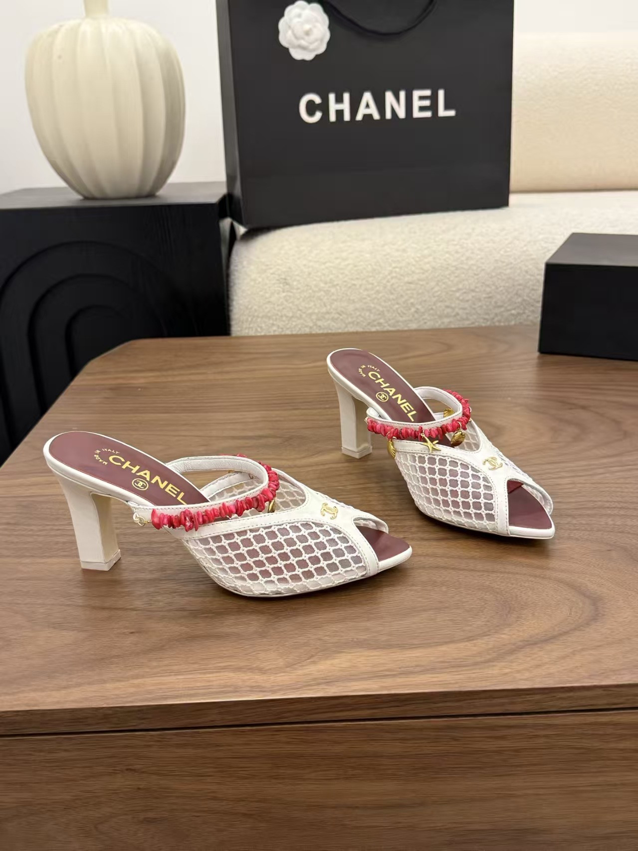 ua Ch**el sandals
