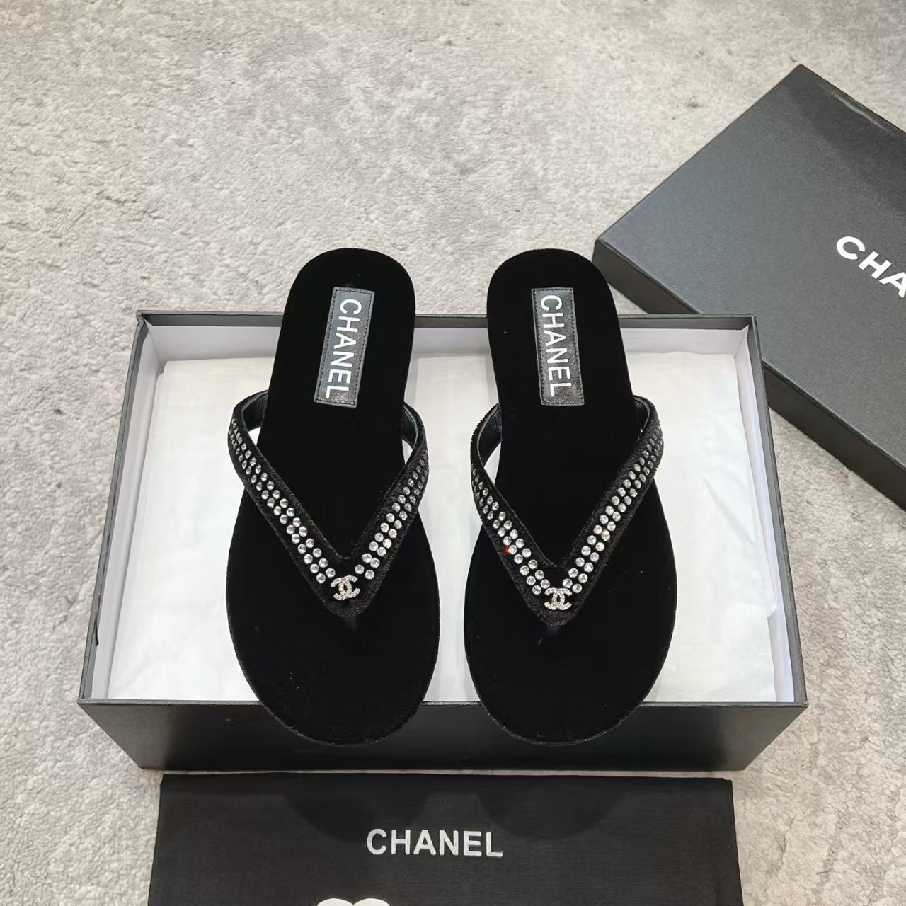 ua Ch**el sandals
