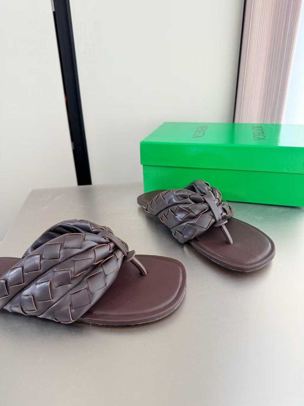 ua b0tt*ga Ven*ta salsa thong sandal