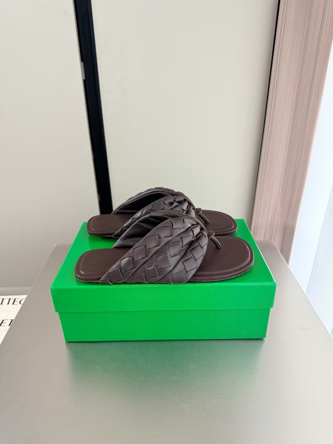 ua b0tt*ga Ven*ta salsa thong sandal