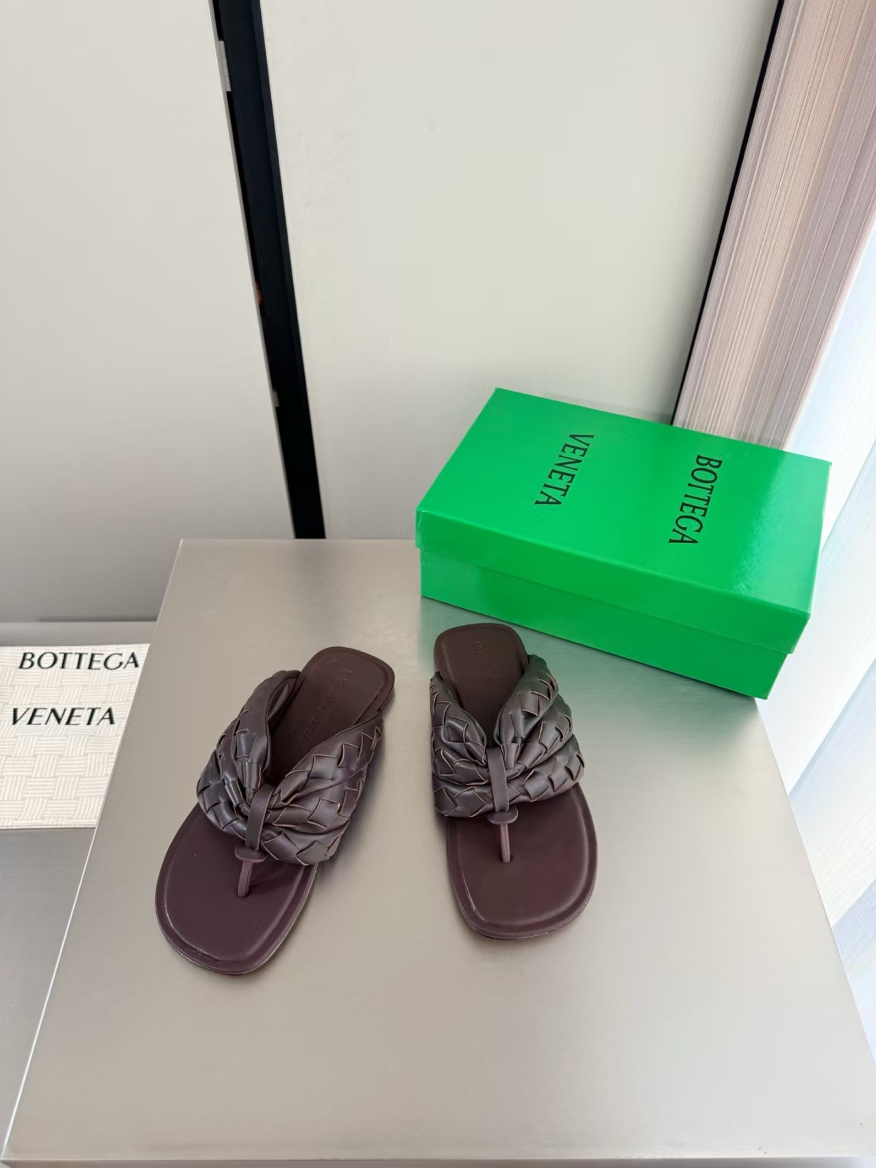 ua b0tt*ga Ven*ta salsa thong sandal