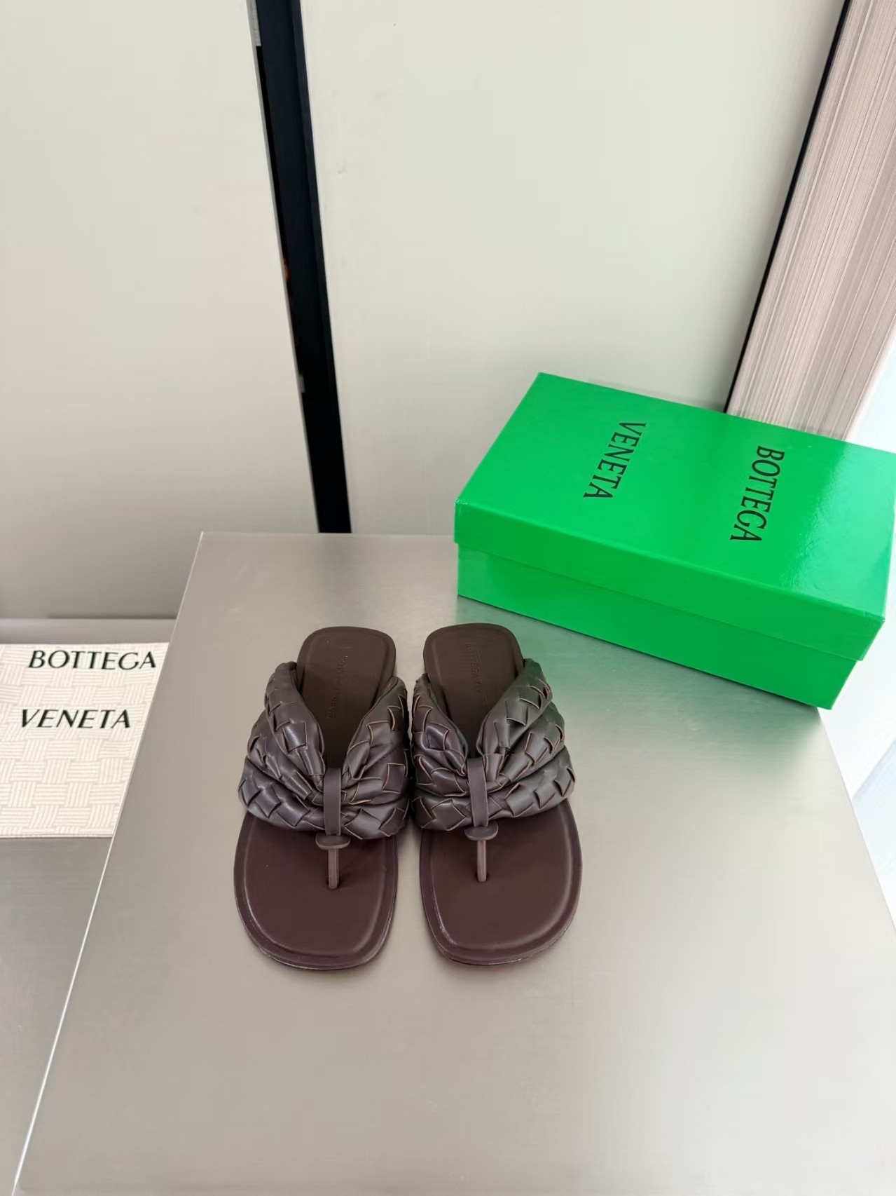 ua b0tt*ga Ven*ta salsa thong sandal