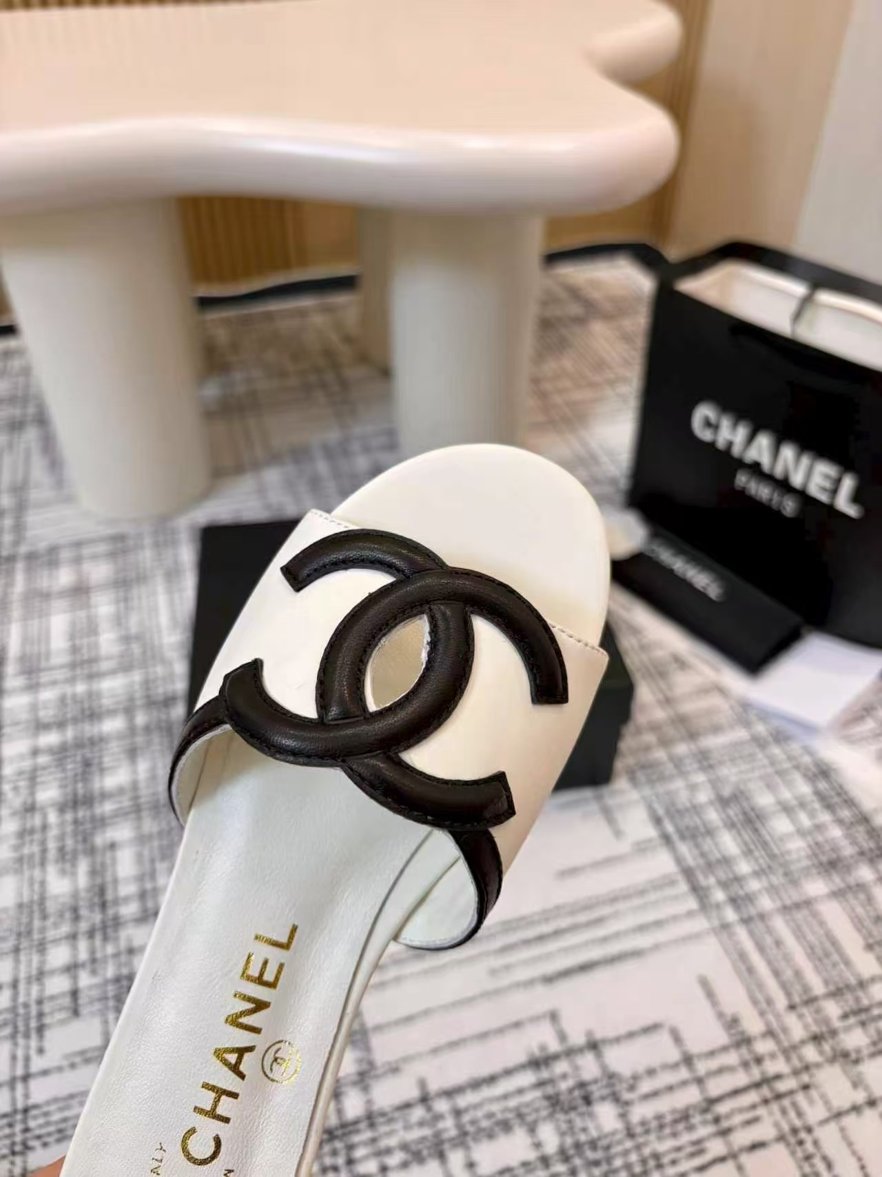 ua Ch**el sandals