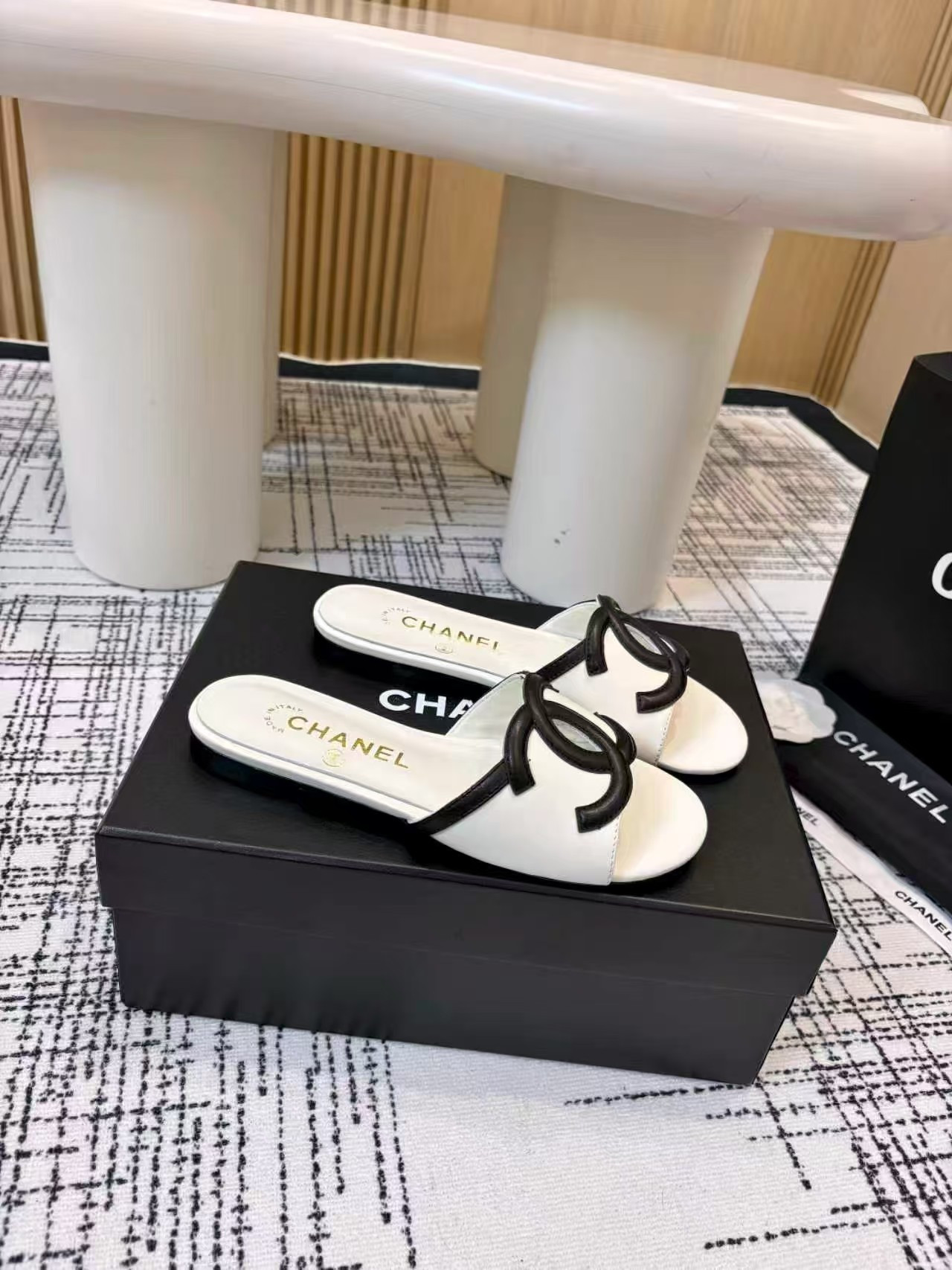 ua Ch**el sandals
