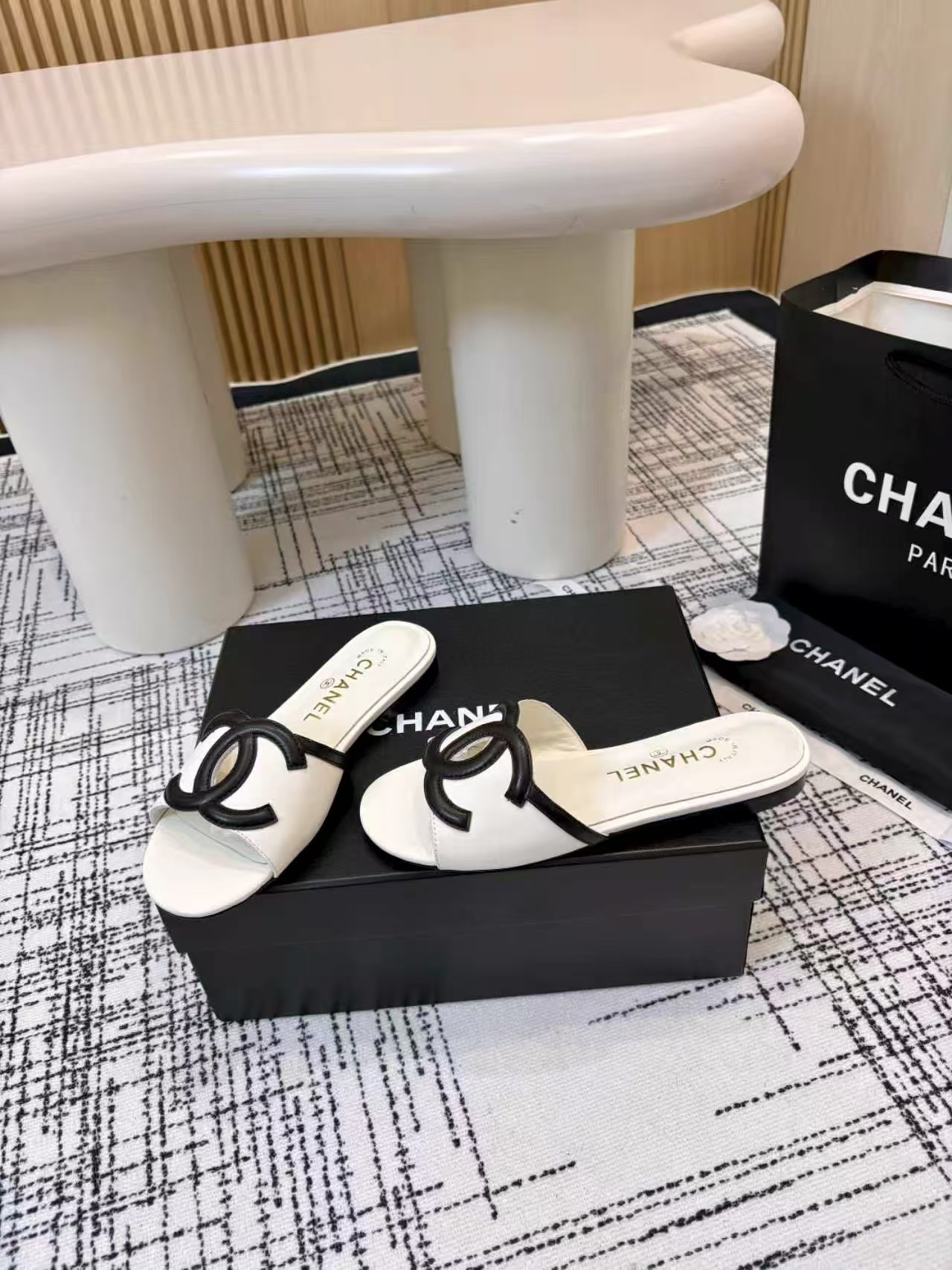 ua Ch**el sandals