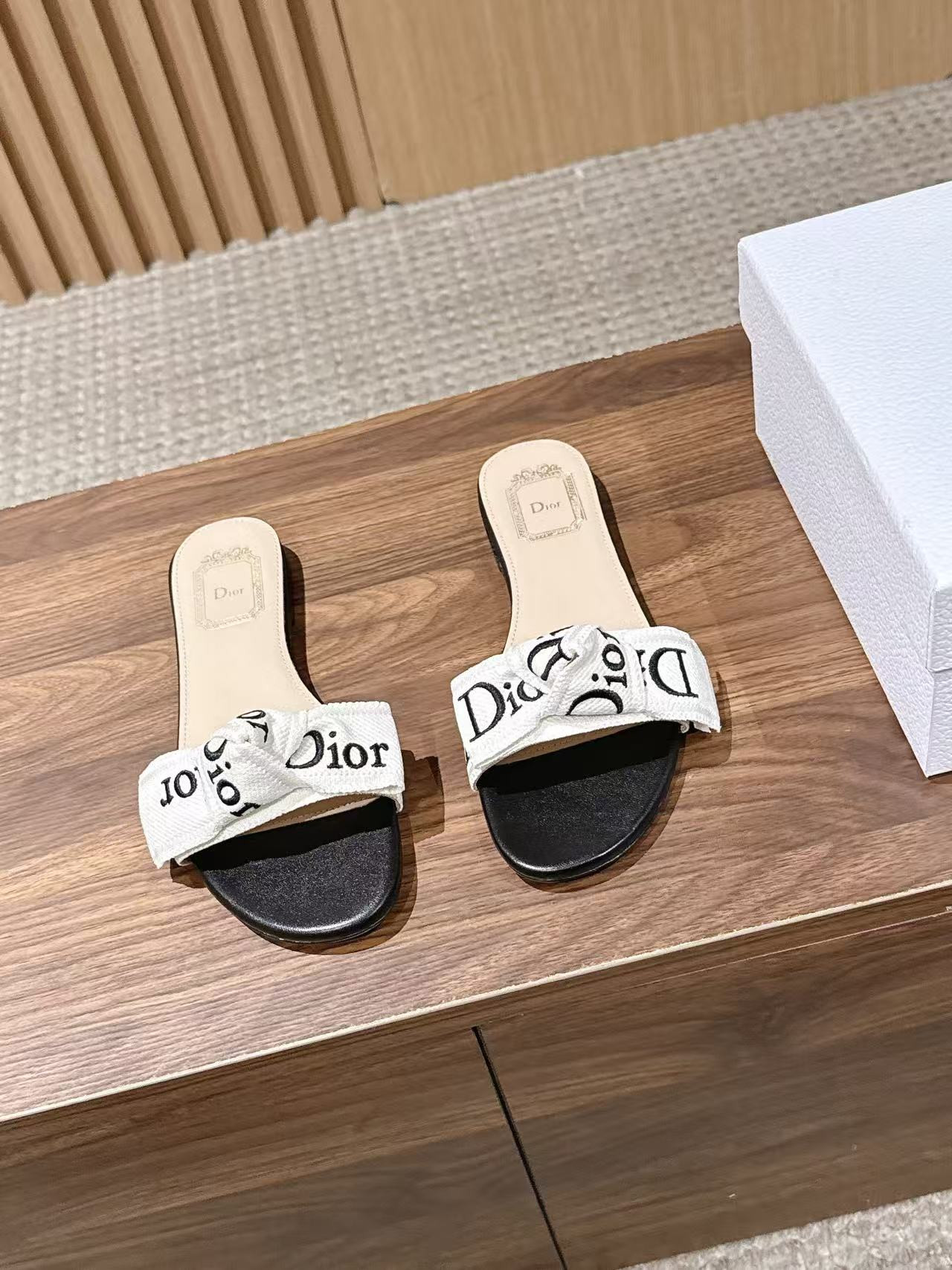 ua D10r j
