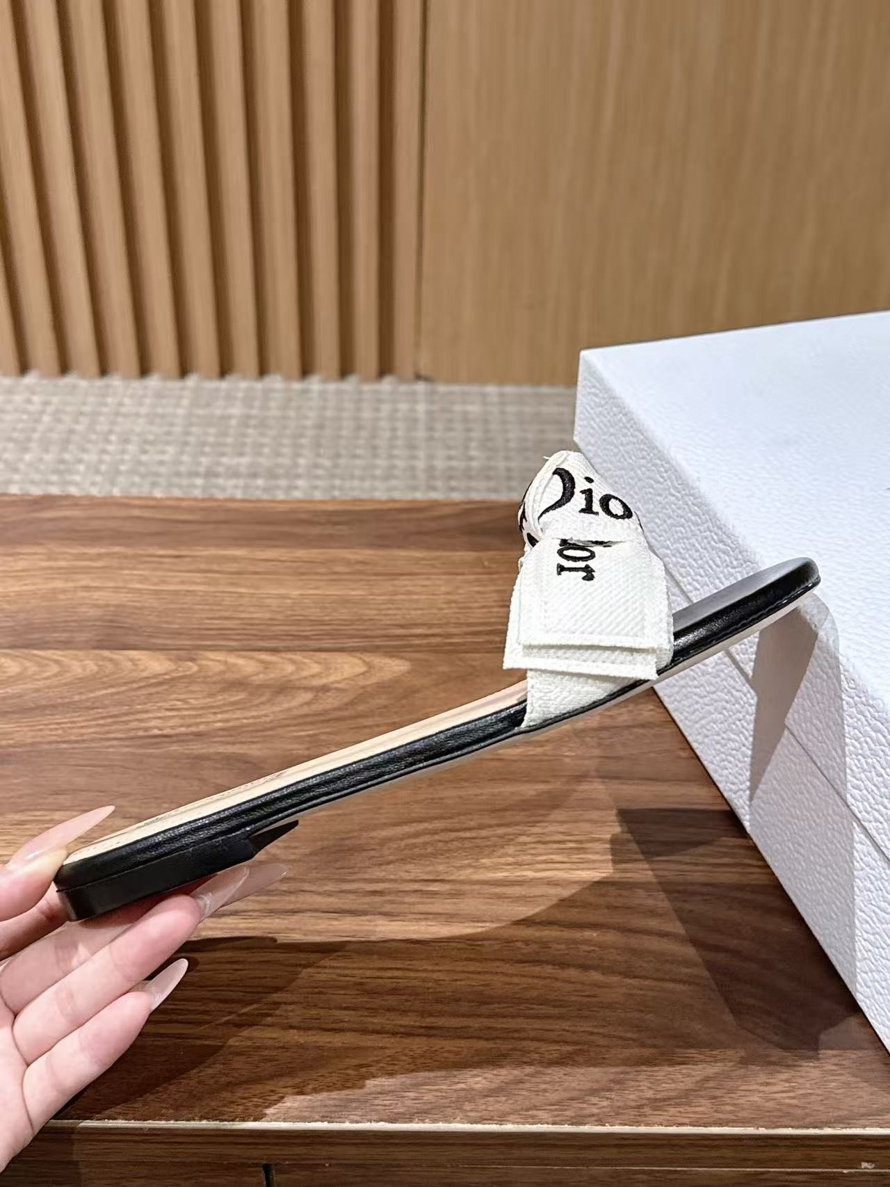 ua D10r j