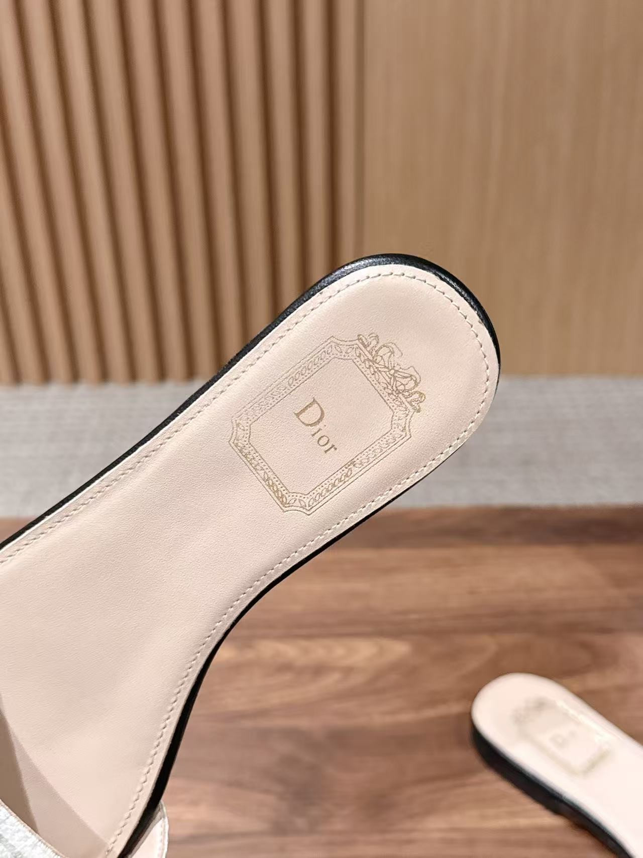 ua D10r j