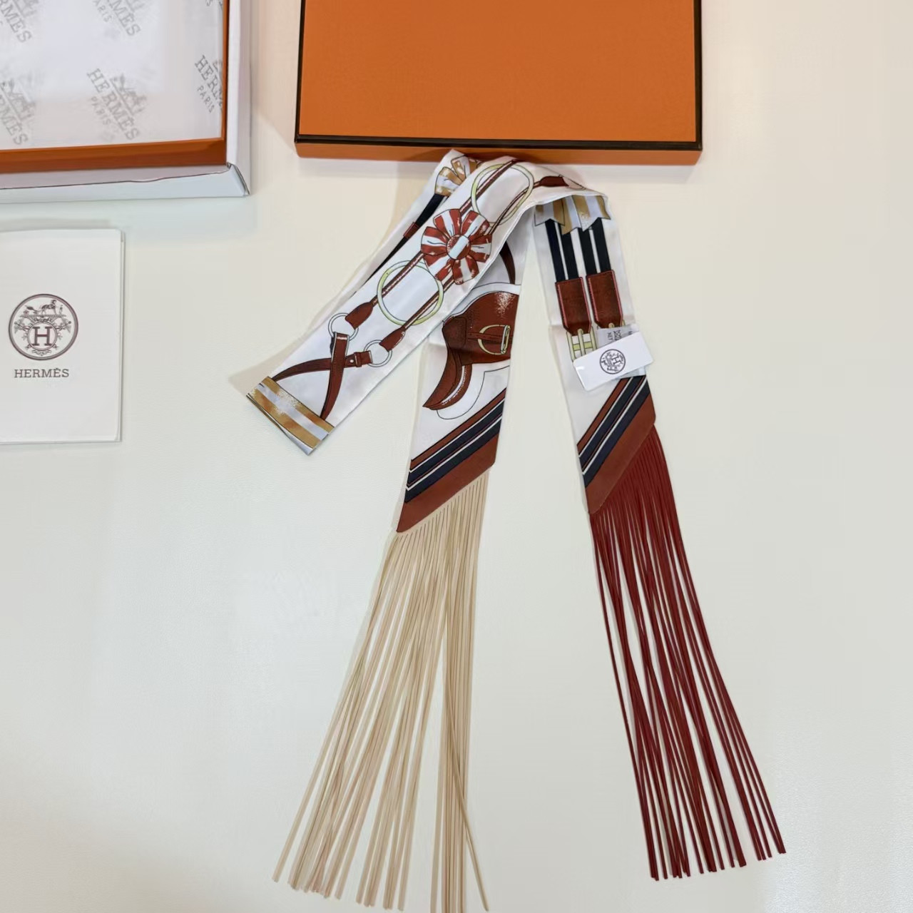 H**me5 jumping leather fringes twilly