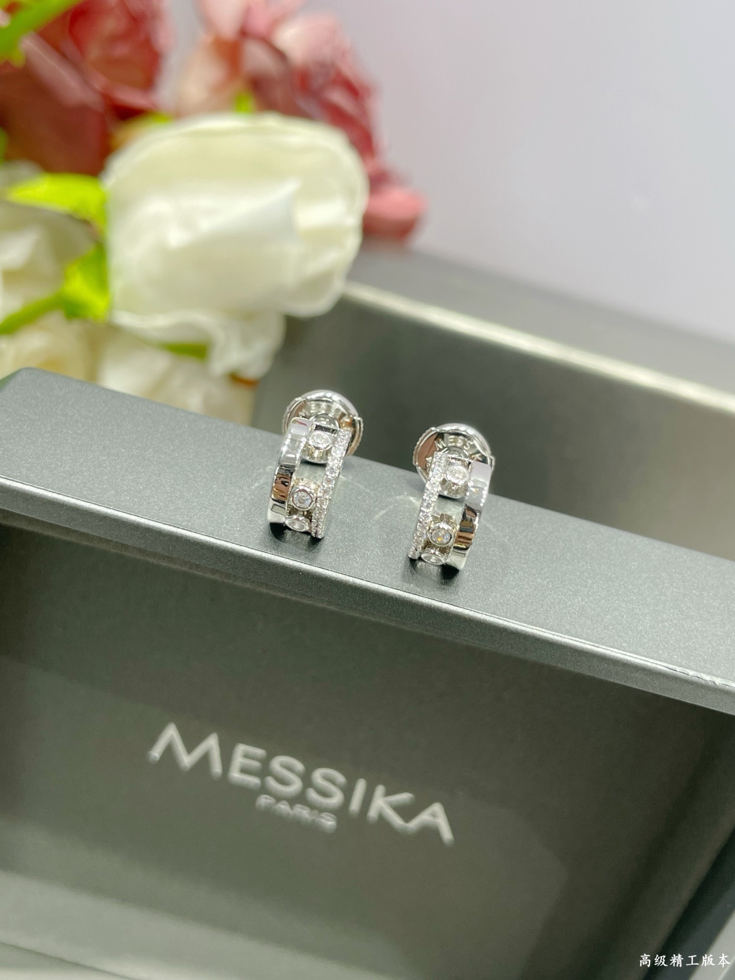Mes1kaa small half-d1am0nd stud earrings