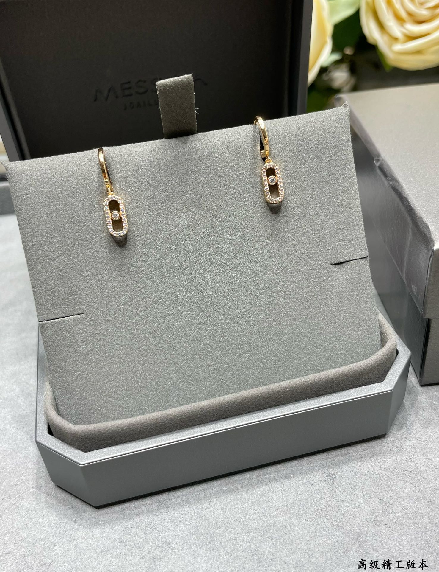 Mes1kaa single d1am0nd hoop earrings