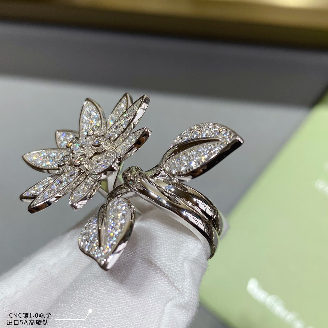 V*n Cl**f & Arpels lotus Ring