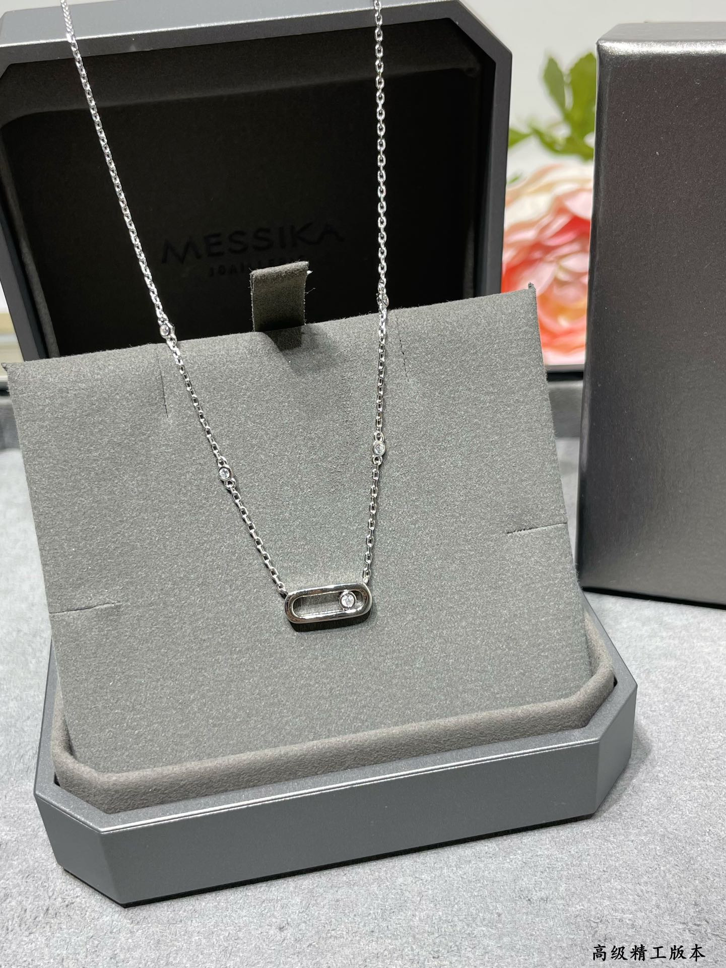 Mes1kaa polished single d1am0nd moving necklace