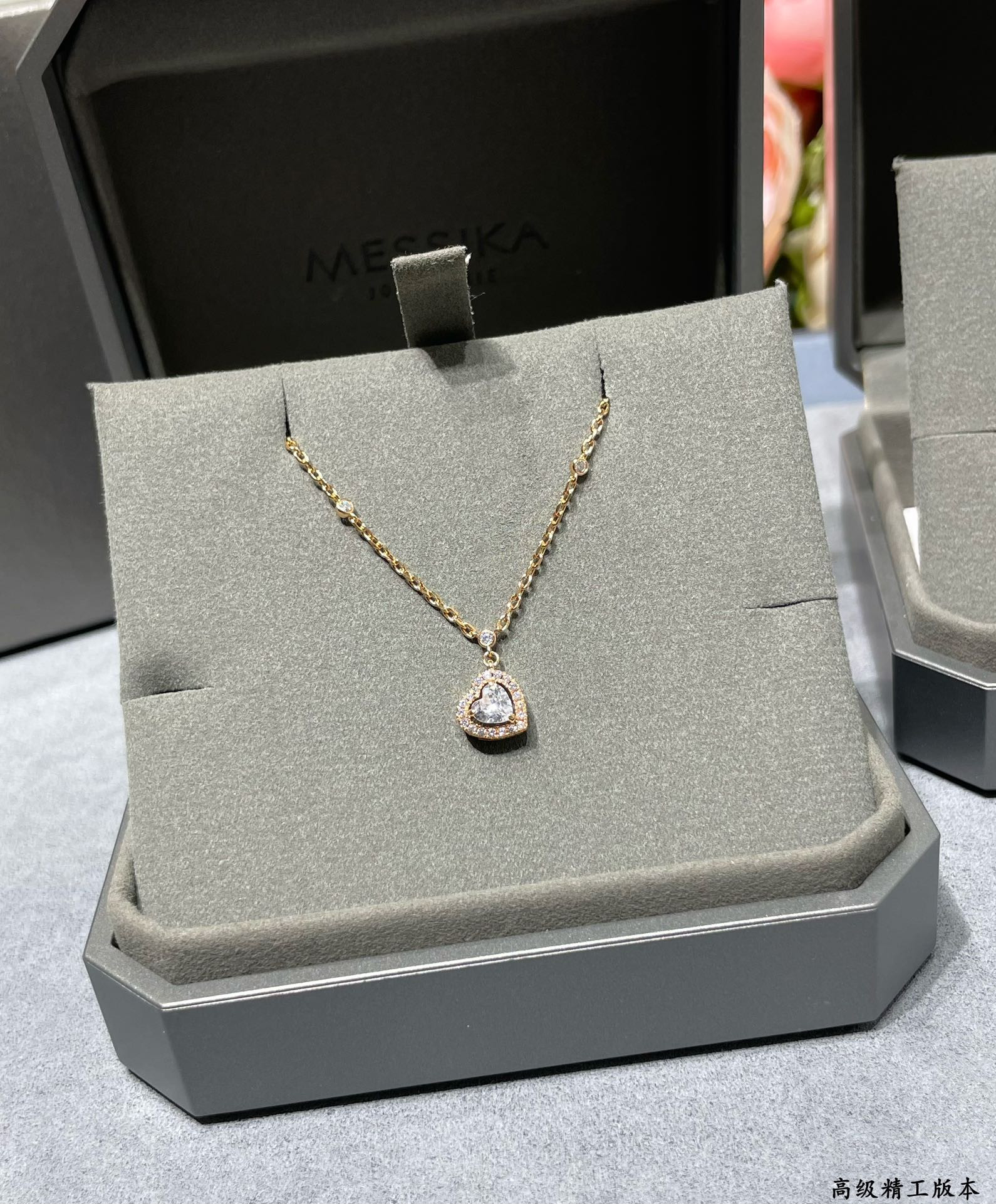 Mes1kaa heart-shaped necklace