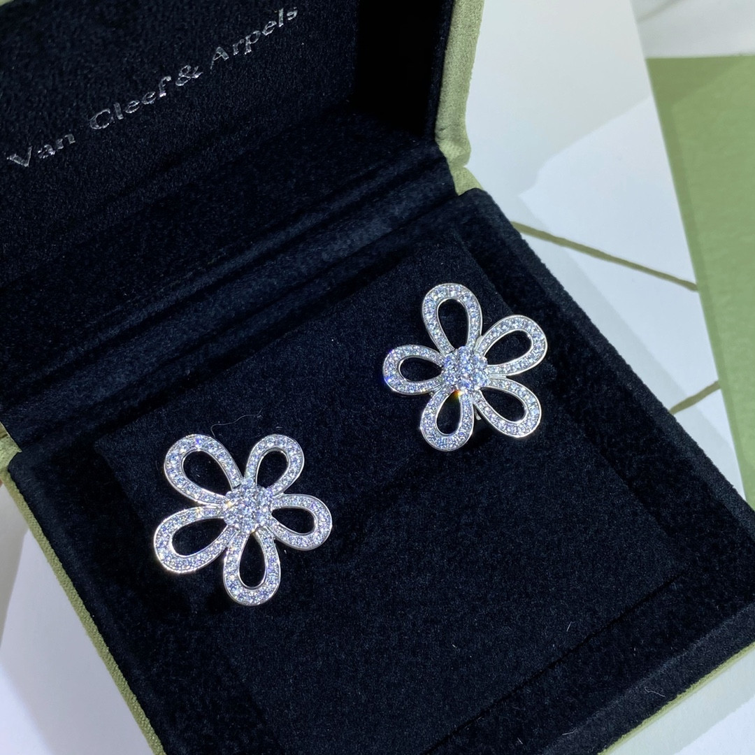 V*n Cl**f & Arpels D1am0nd flower earrings