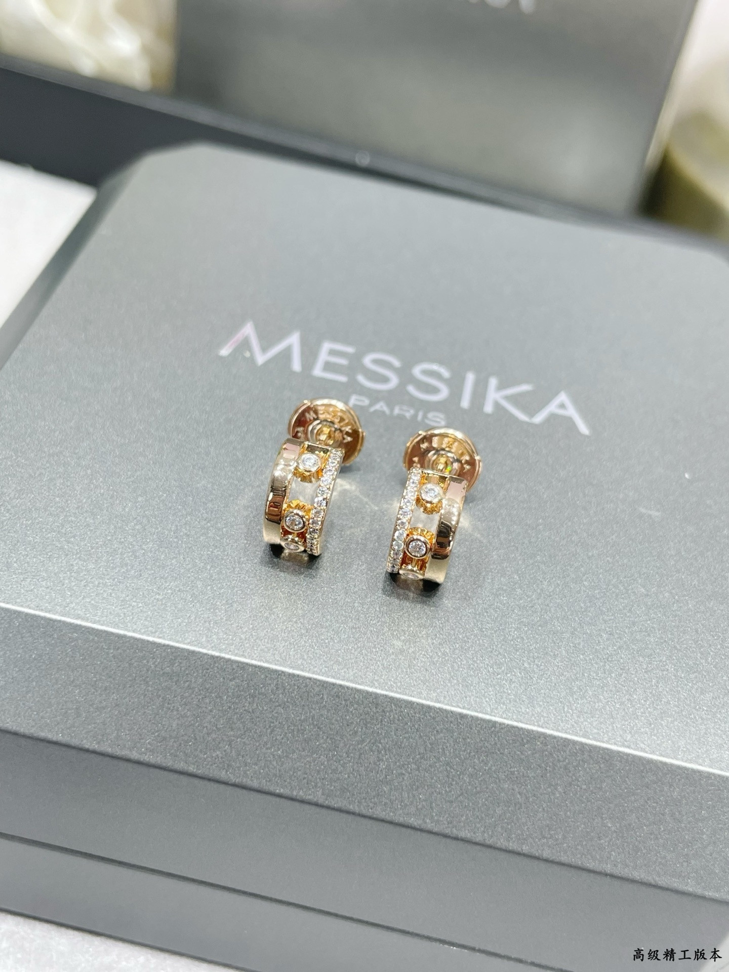 Mes1kaa small half-d1am0nd stud earrings