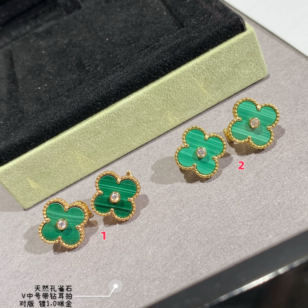 V*n Cl**f & Arpels natural malachite with D1am0nd four-leaf clover earrings