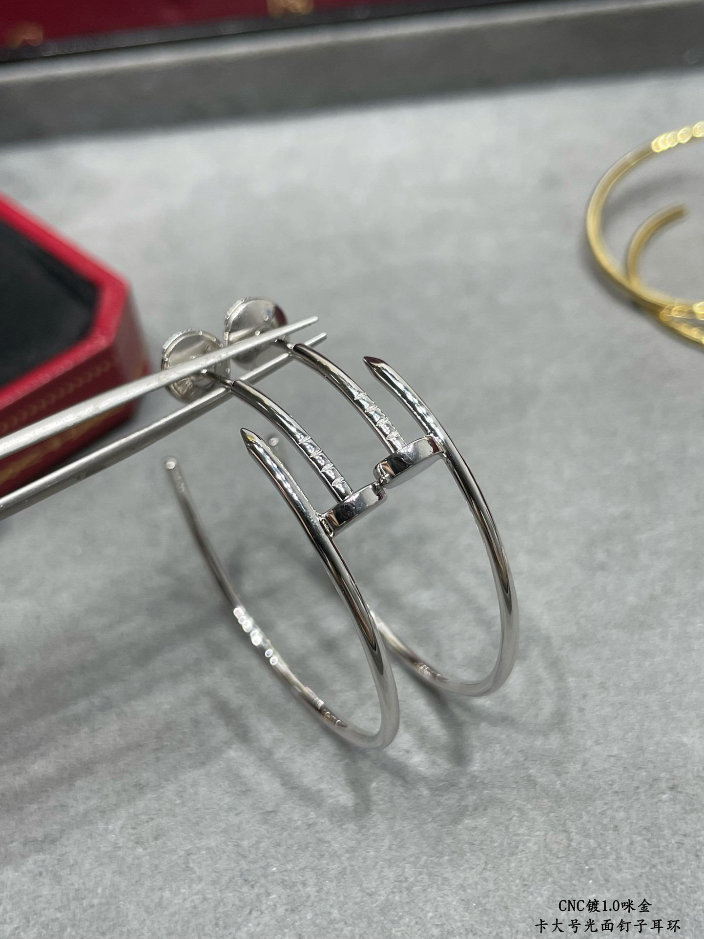 Ca*t1er Large size smooth nail Earrings