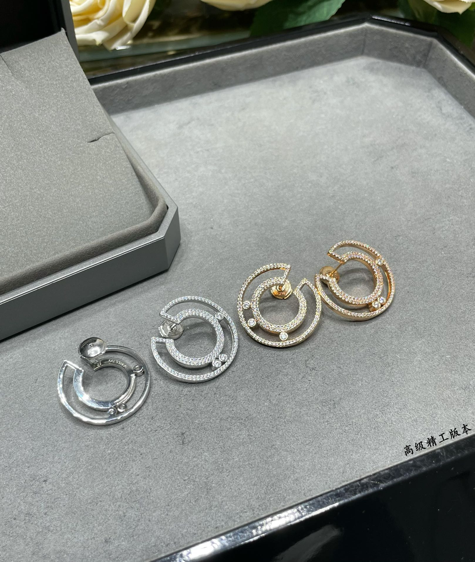 Mes1kaa semi-hoop earrings