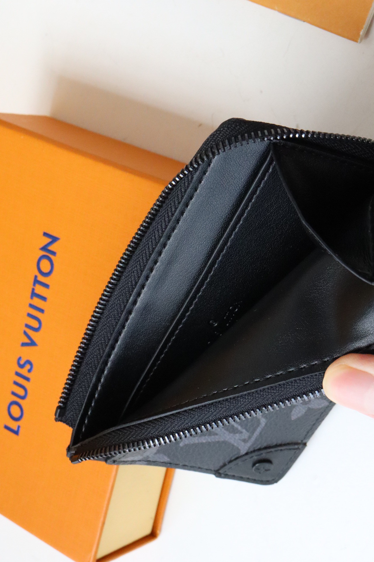 LV MULTI CARD HOLDER TRUNK M80556