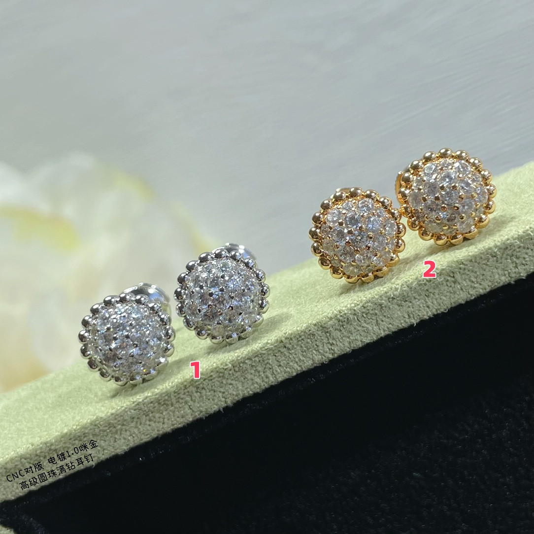 V*n Cl**f & Arpels round bead full D1am0nd earrings