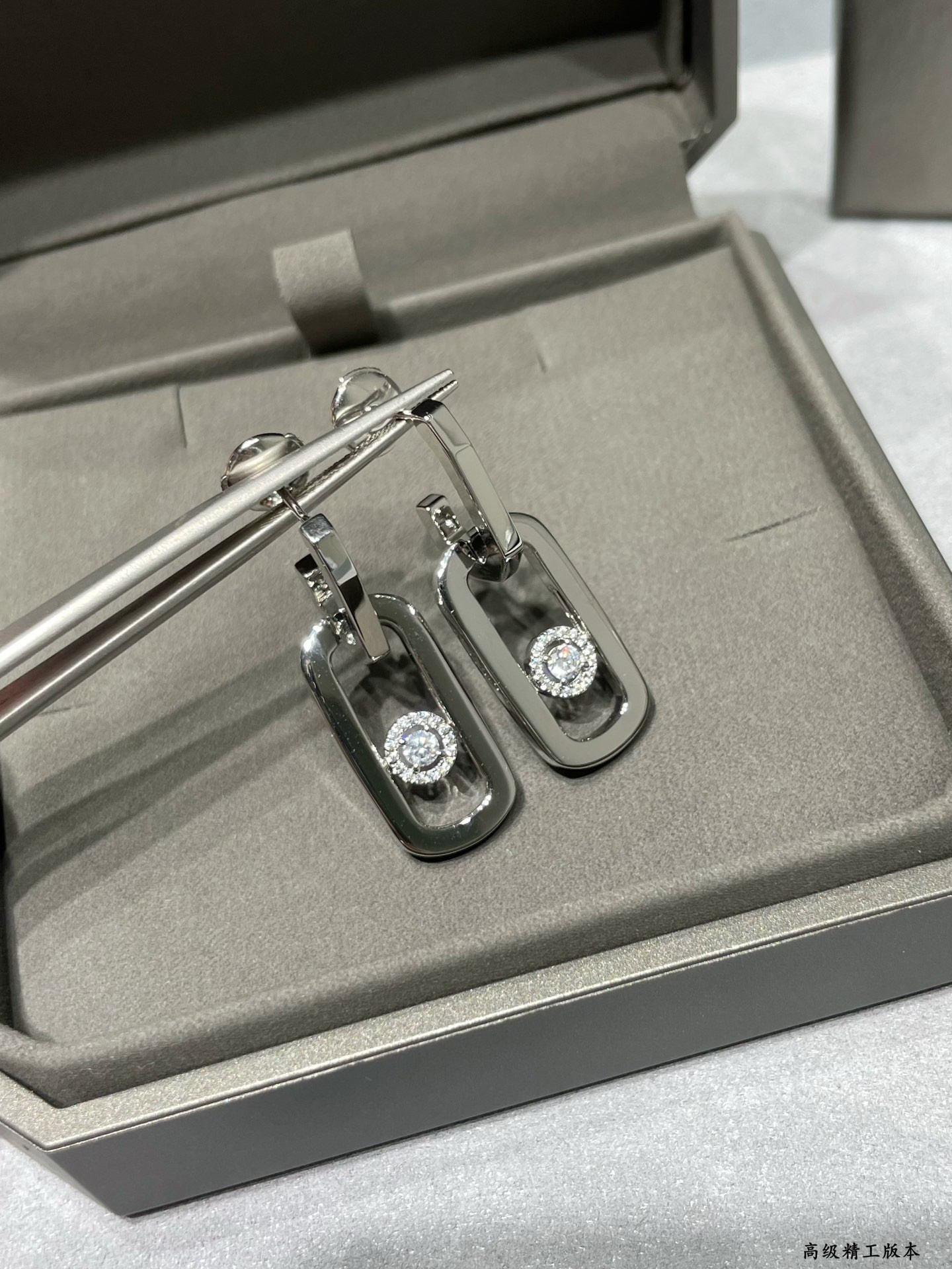 Mes1kaa large single d1am0nd moving stud earrings