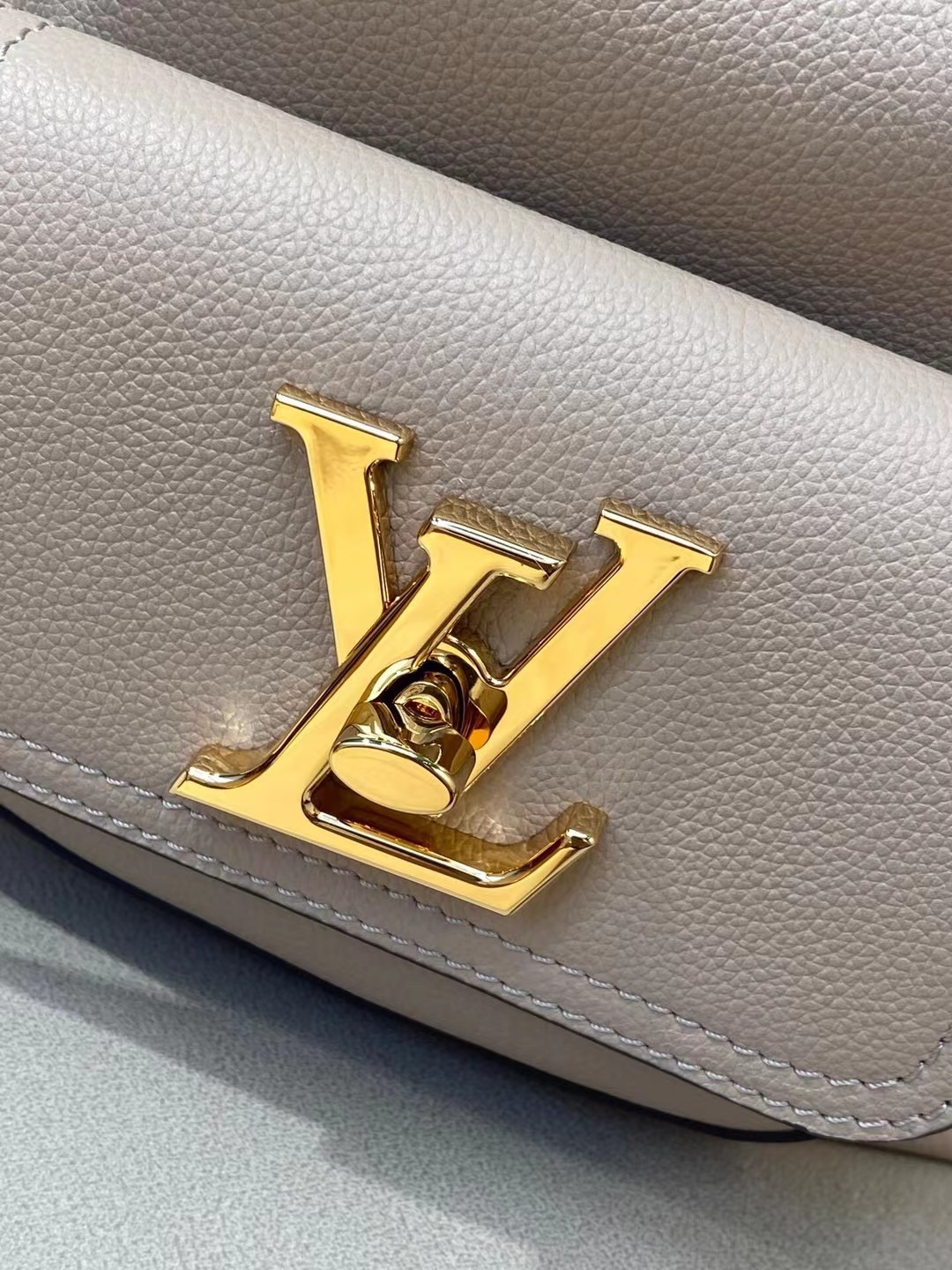 LV LOCKME BUCKET M57688