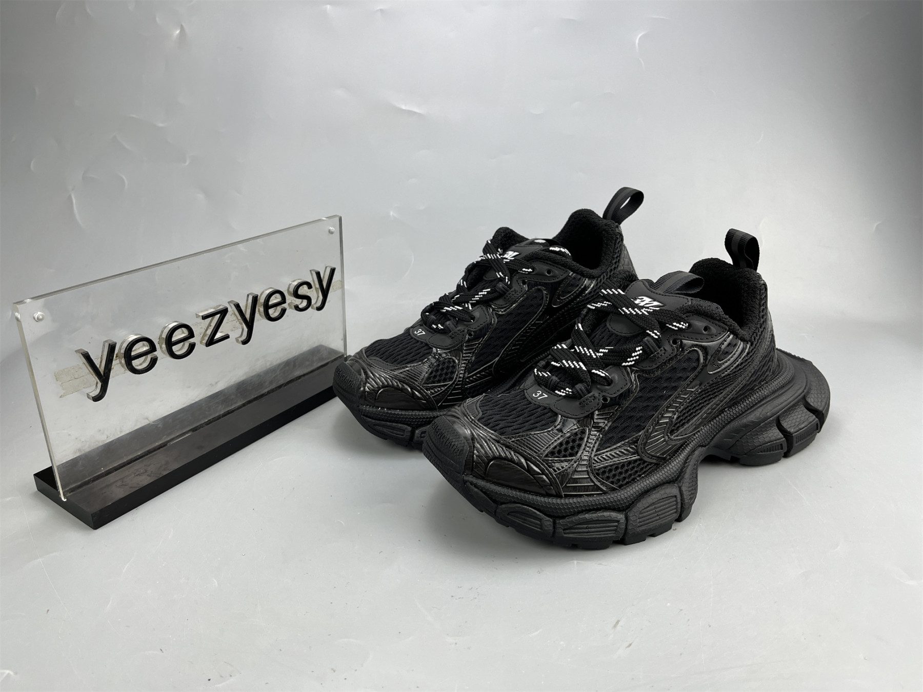 UA RUNNER ALL BLACK
