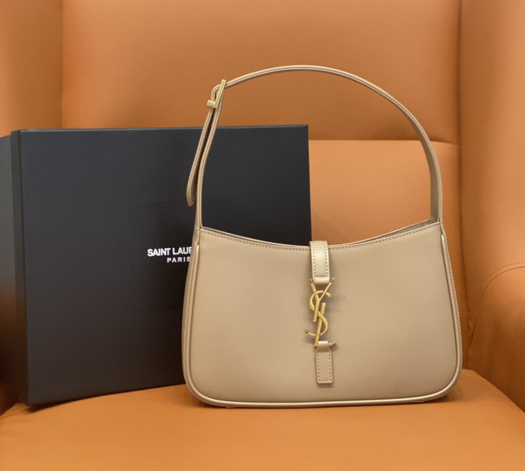 Y51 LE 5 À 7 IN SMOOTH LEATHER IVOIRE NATUREL 23 X 16 X 6.5 CM