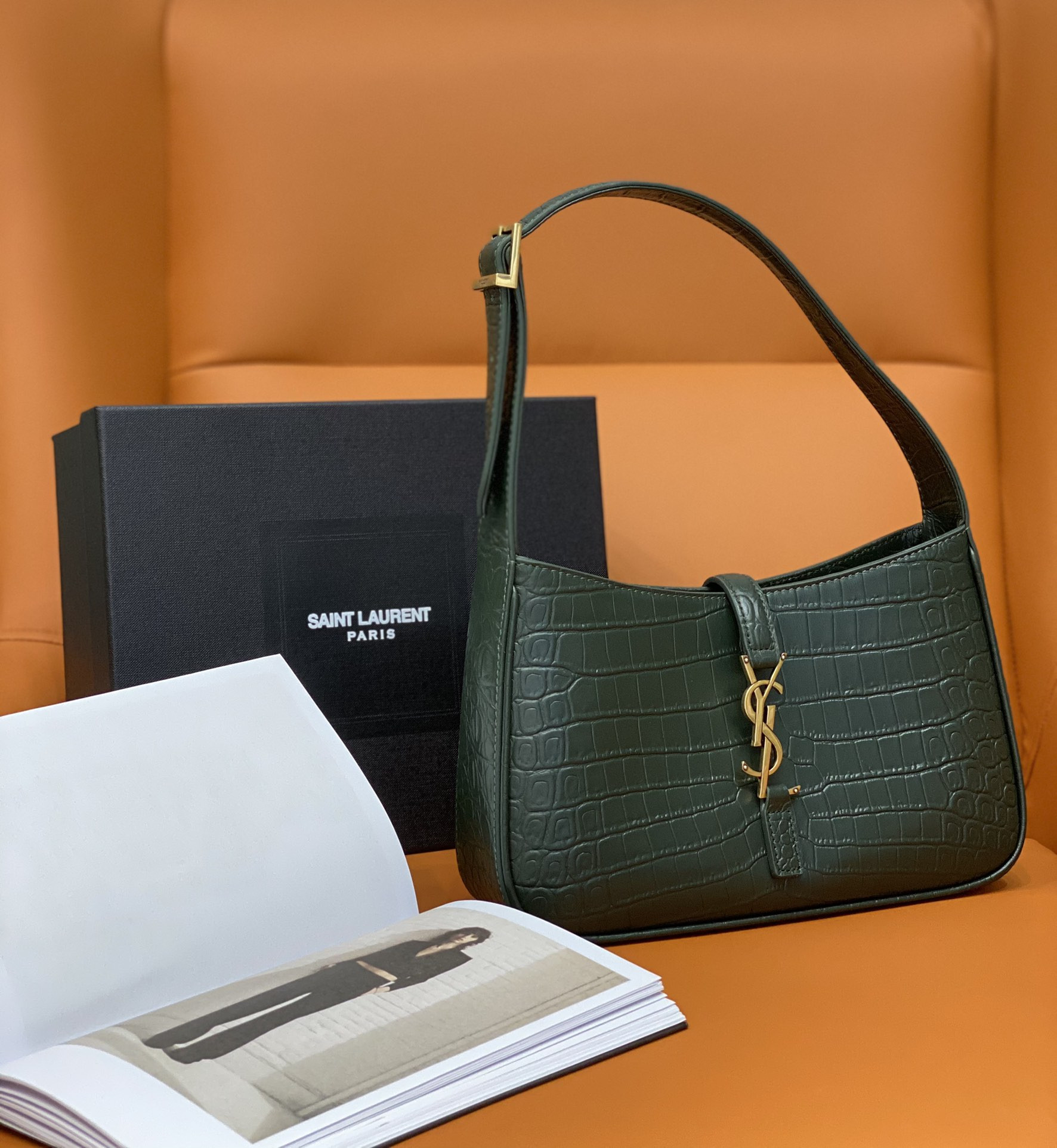Y51 LE 5 À 7 IN CROCODILE-EMBOSSED SHINY LEATHER  23 X 16 X 6.5 CM