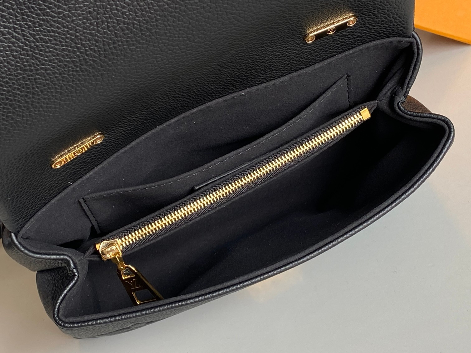 LV Madeleine BB M45978 24x17x8.5cm