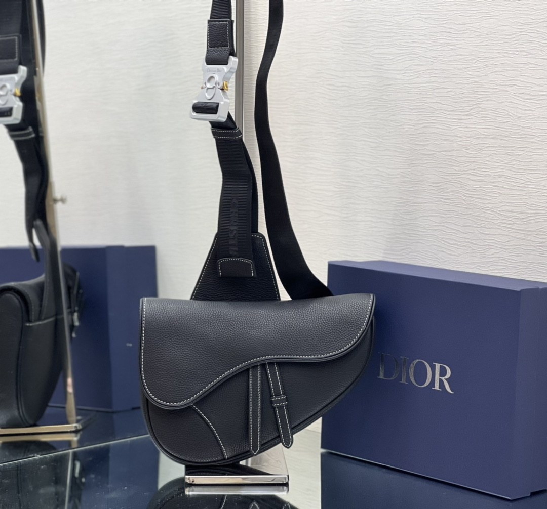 D10r Saddle Bag Black Grained Calfskin 26 x 19 x 4.5 cm