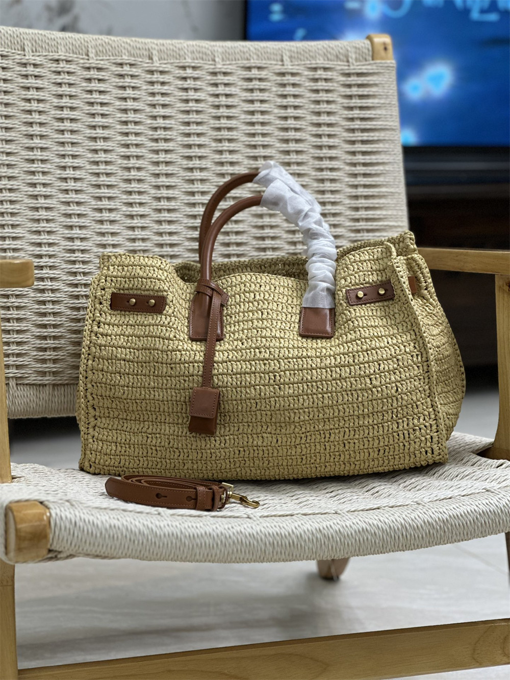 y51 sac de jour medium s*pple in raffia and vegetable-tanned leather naturel and bR1ck