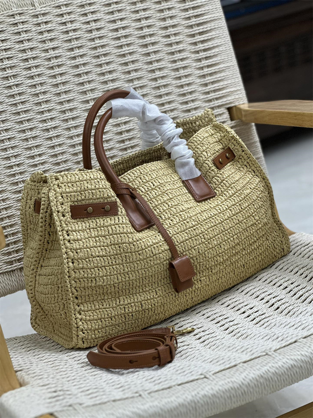 y51 sac de jour medium s*pple in raffia and vegetable-tanned leather naturel and bR1ck