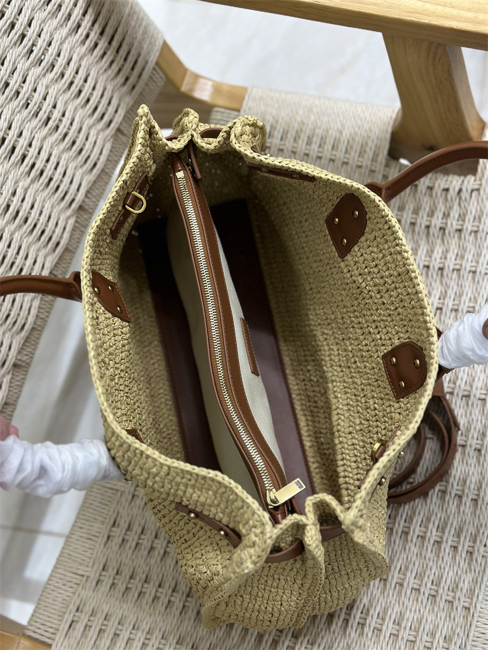 y51 sac de jour medium s*pple in raffia and vegetable-tanned leather naturel and bR1ck