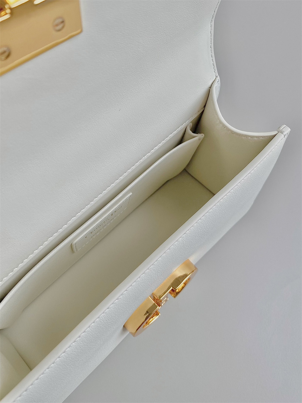 D10r 30 MONTAIGNE EAST-WEST BAG WITH CHAIN Latte Calfskin 21 x 12 x 6 cm / 8.5 x 4.5 x 2.5 inches